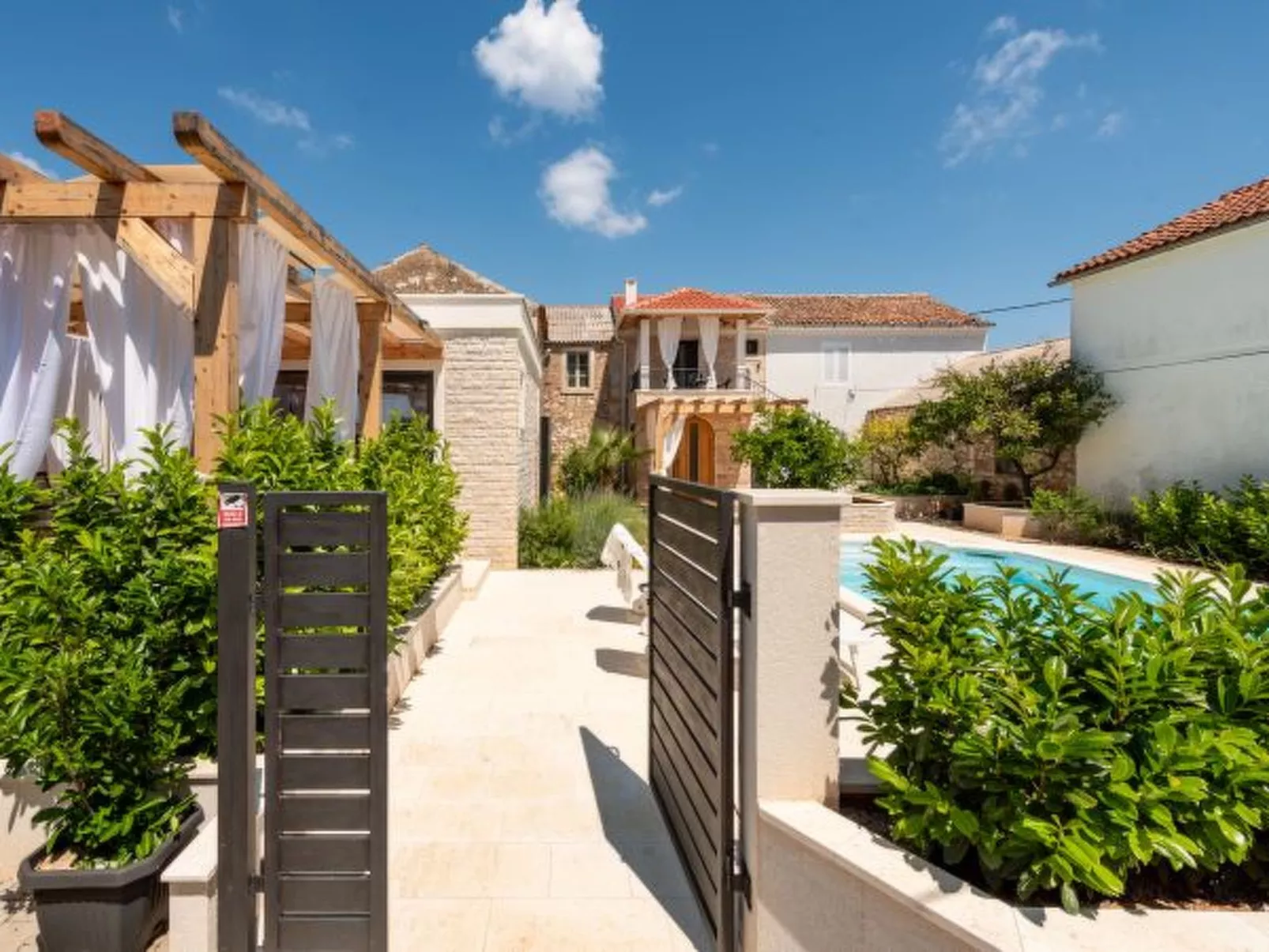 Studio Apartment Varos with shared pool - Image-tags.info