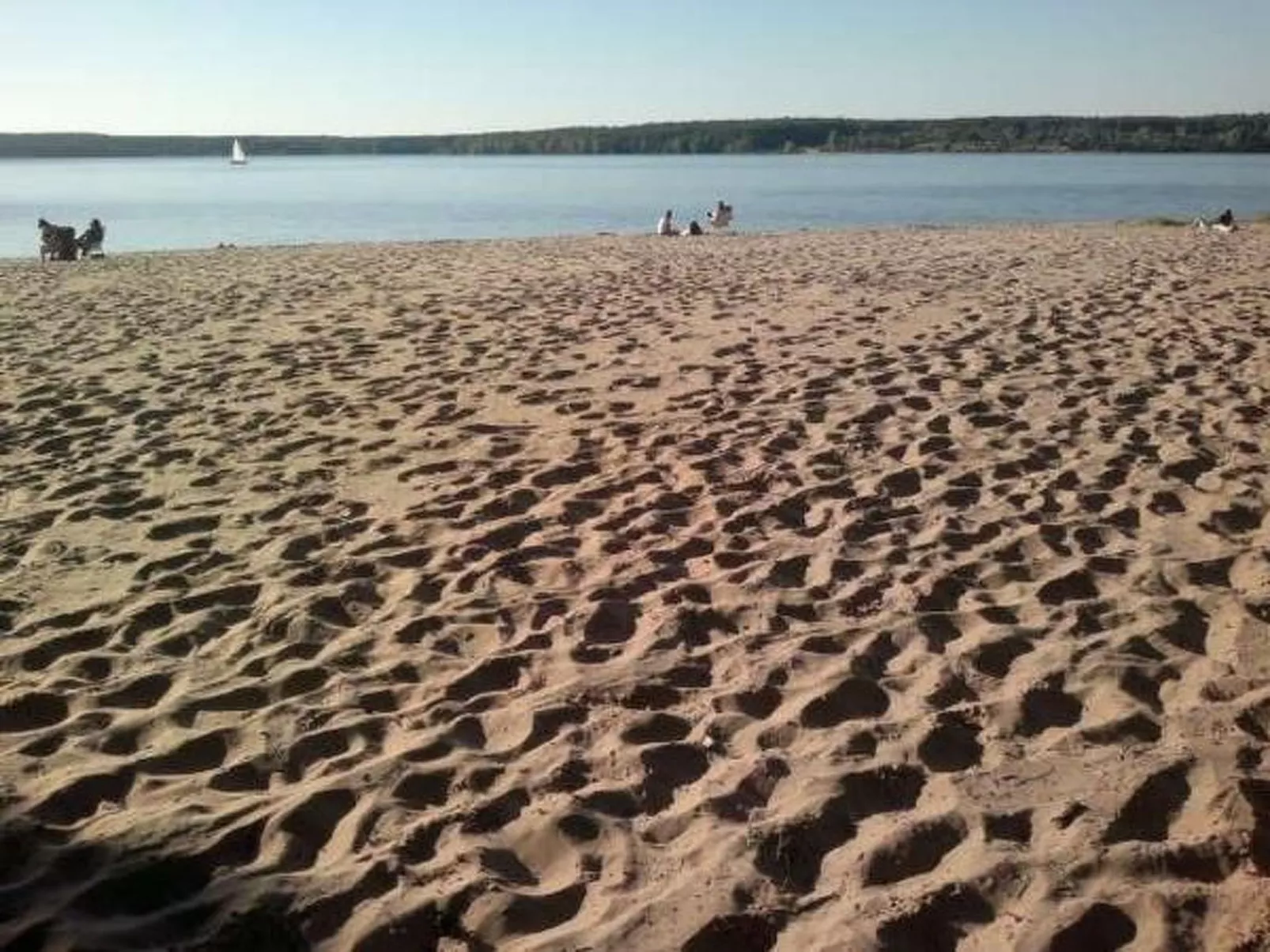 Freistehendes Haus mit eingezäuntem Grundstück an einer Lagune - Image-tags.info