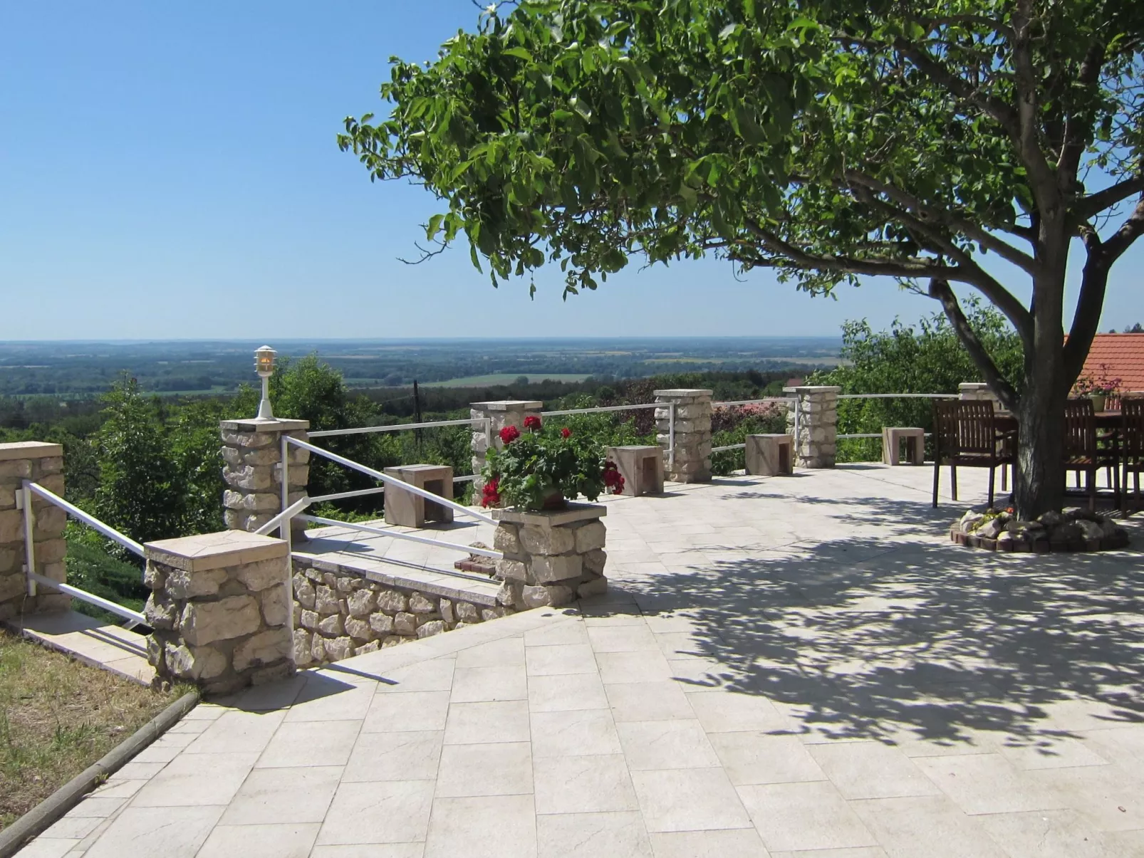 Traditionelle Villa mit Pool und Ausblick - Image-tags.info