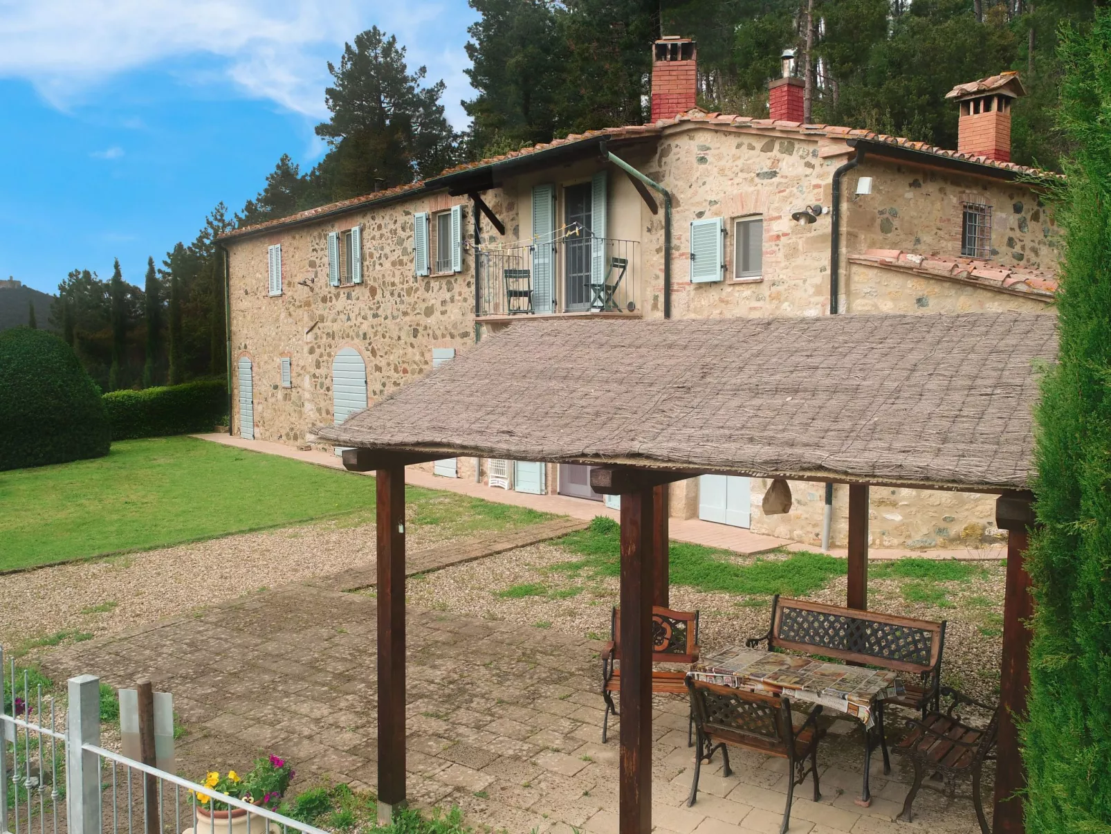 In Montecastelli Pisano mit beheiztem Whirlpool - Buiten