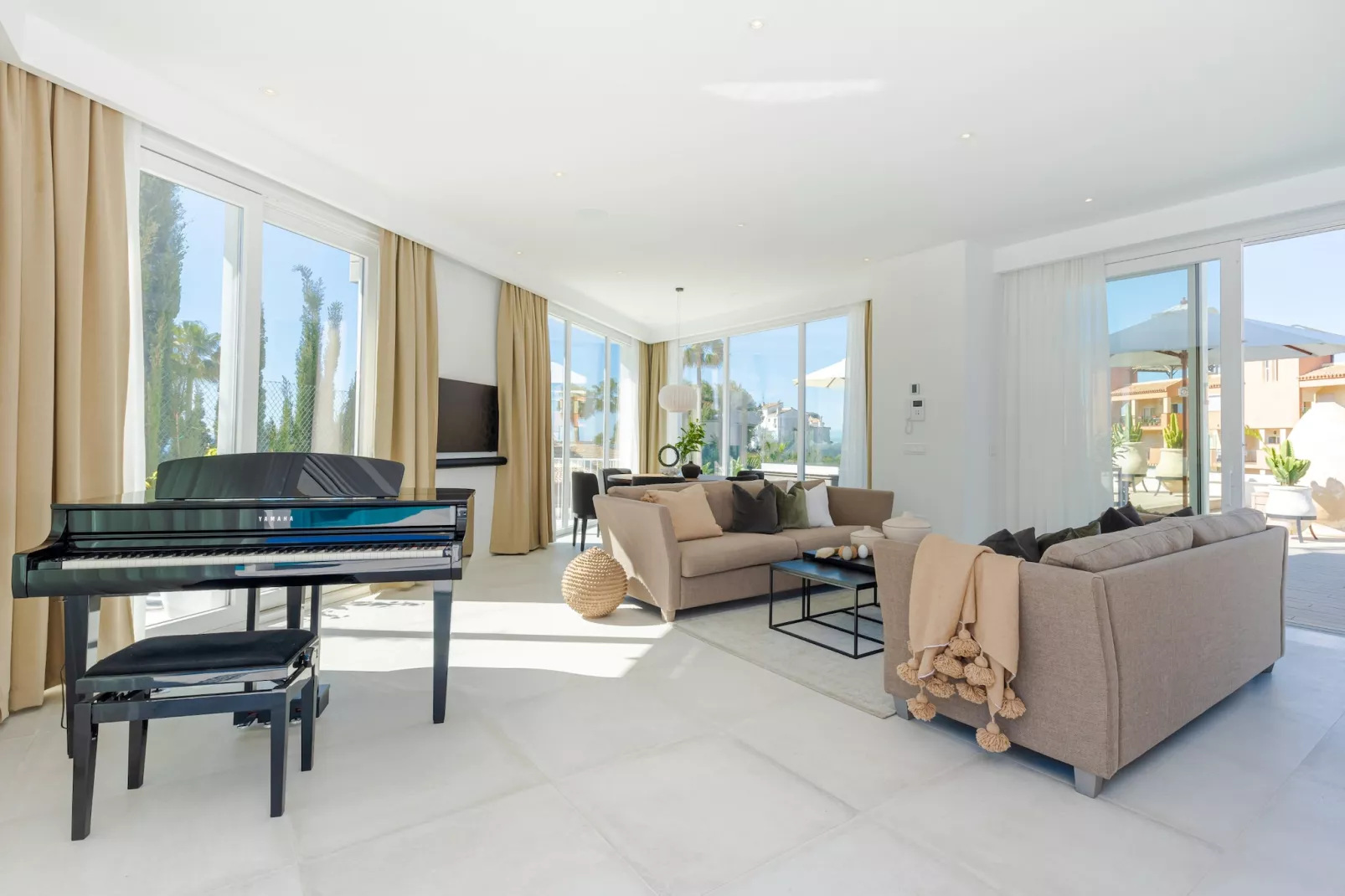 Unique & Luxurious Villa with Heated Pool! - Woonkamer