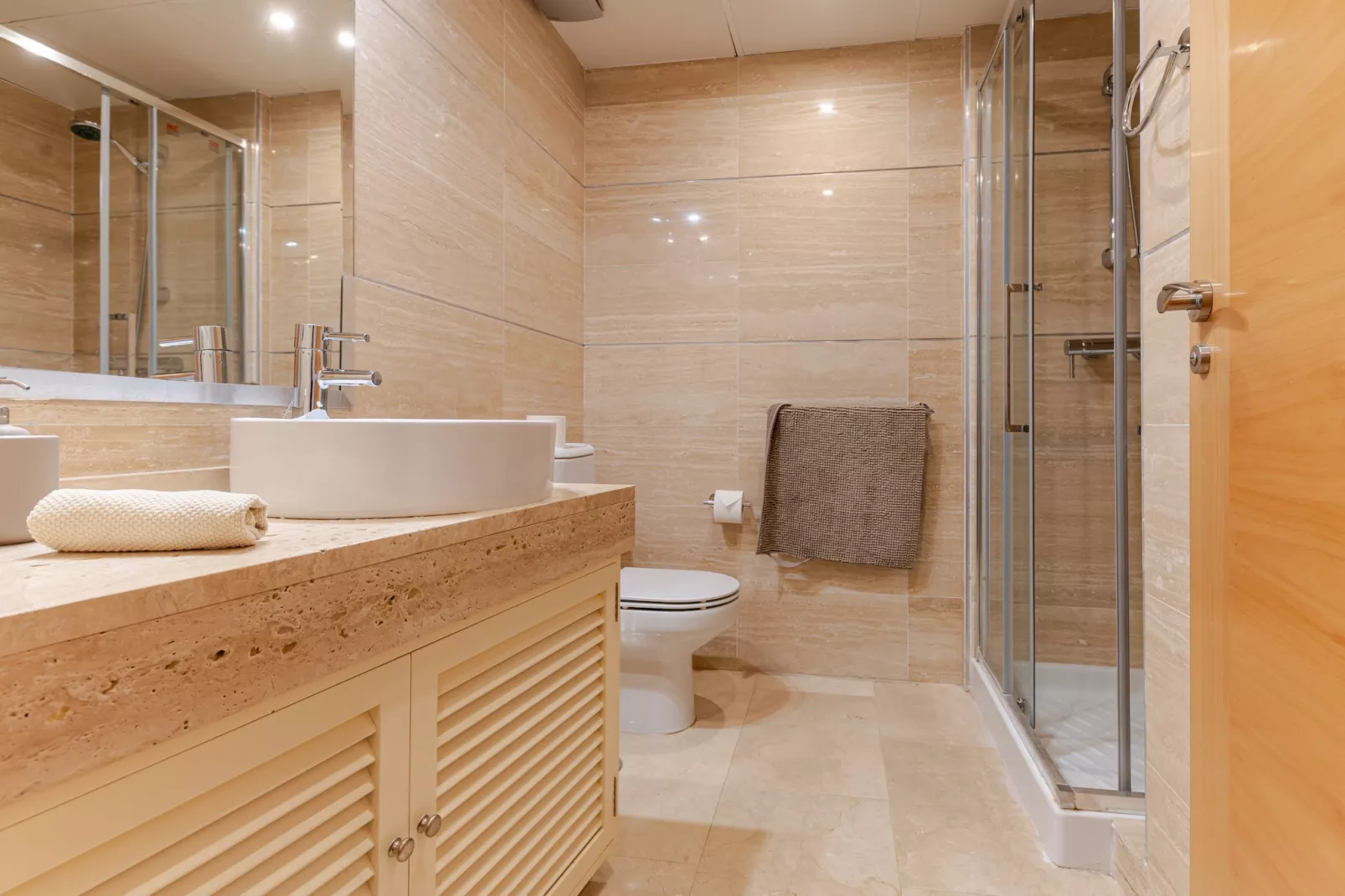 3-Bedroom Apartment with Sea & Mountain Views - Badkamer