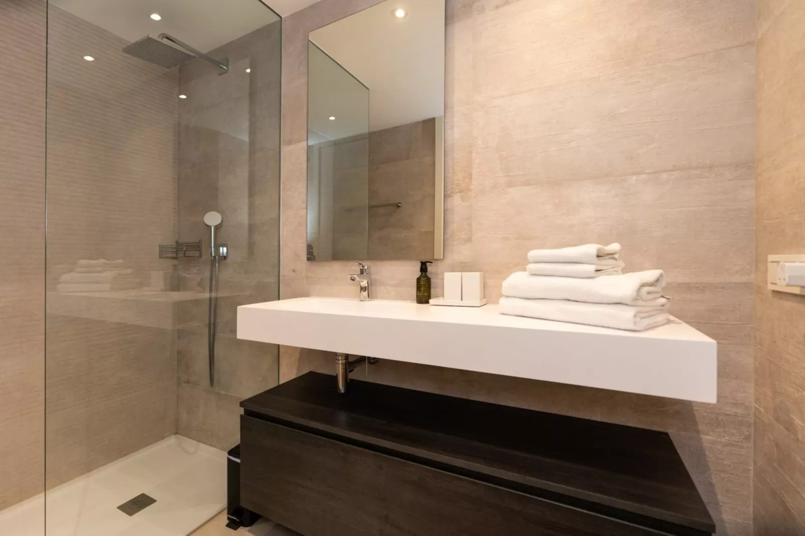 Elegant 2-Bedroom Apartment | Alcazaba Lagoon 1112 - Badkamer