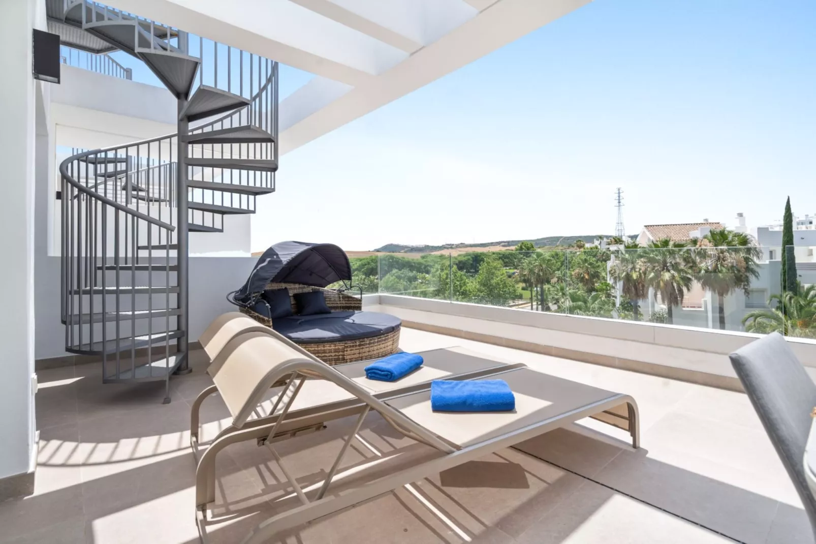 Modern 3-pax Apt & Solarium ALCAZABA LAGOON (2023) - Terrasbalkon