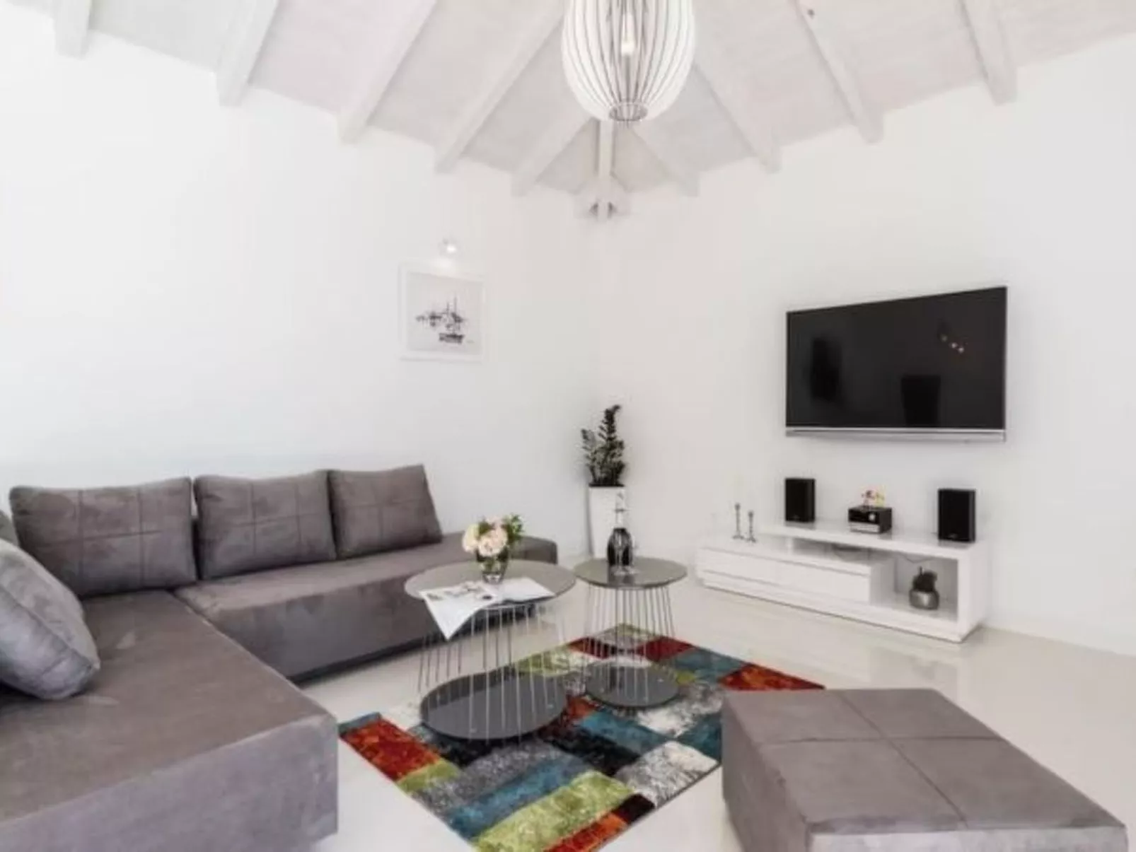 Luxurious villa Bright with pool - Image-tags.info