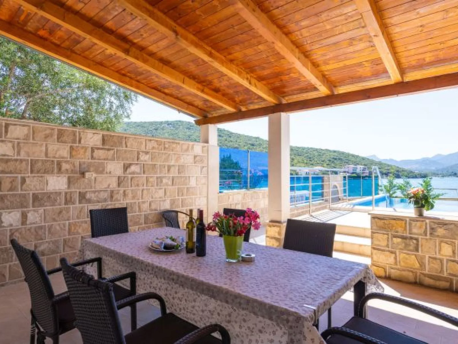 Beachfront Apartment house Hon with pool - Buiten