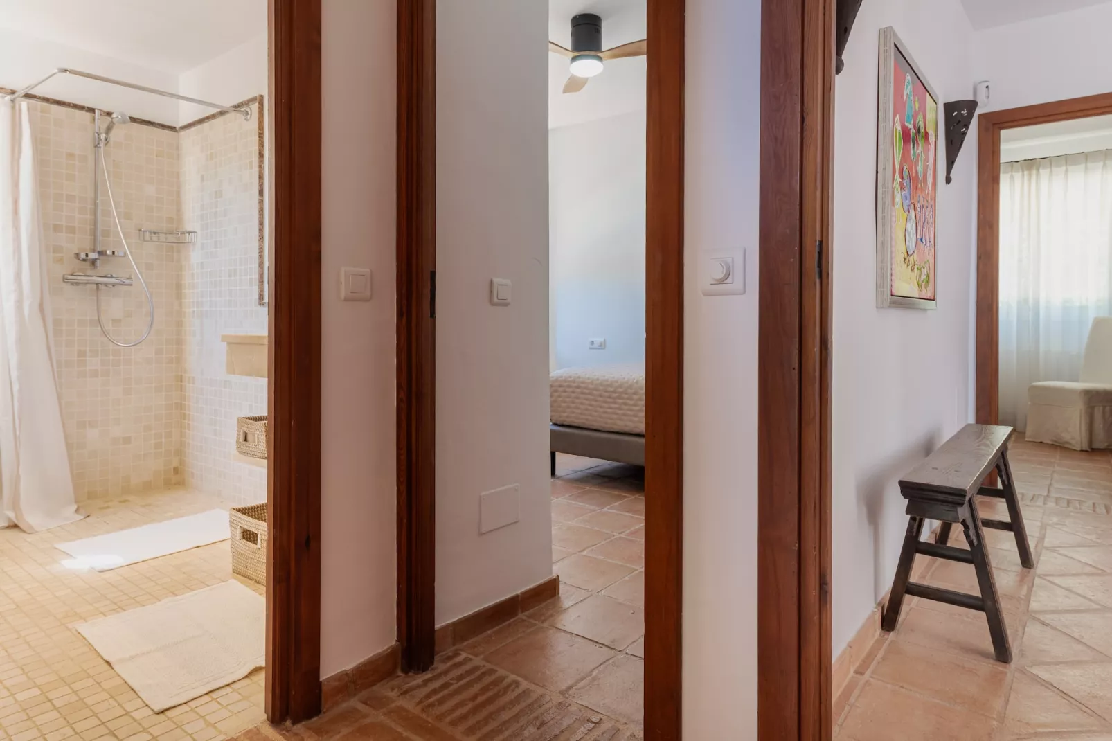 Charming Andalusian-Style Beach Villa - Overloop