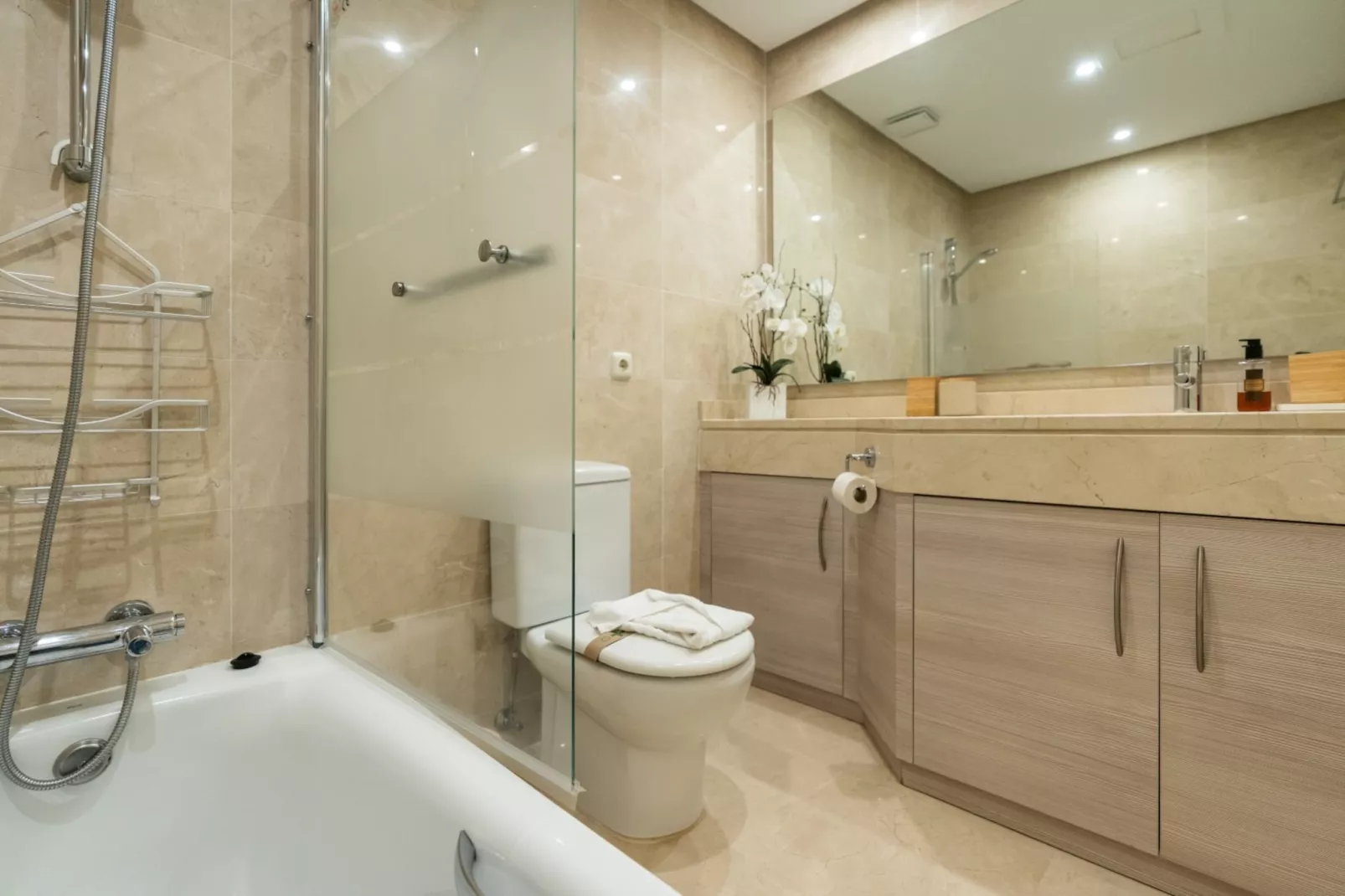Charming 2-Bed Retreat Alcazaba Lagoon (304) - Badkamer