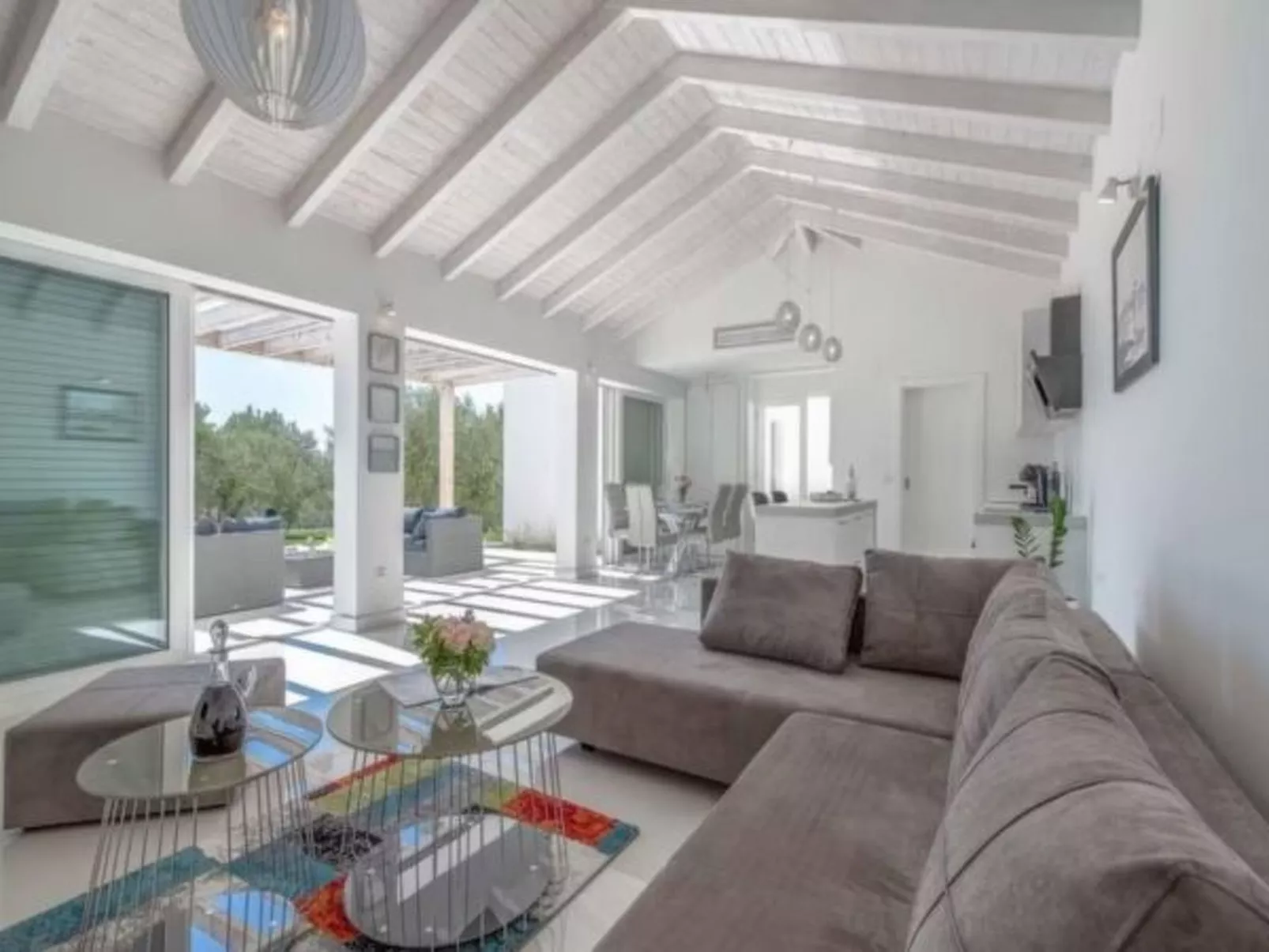 Luxurious villa Bright with pool - Image-tags.info