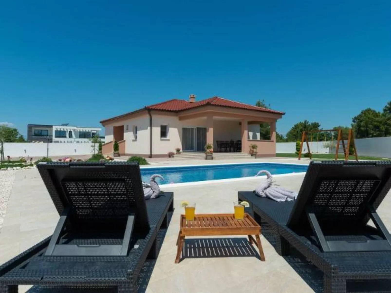 Villa First Hill with heated pool - Image-tags.info