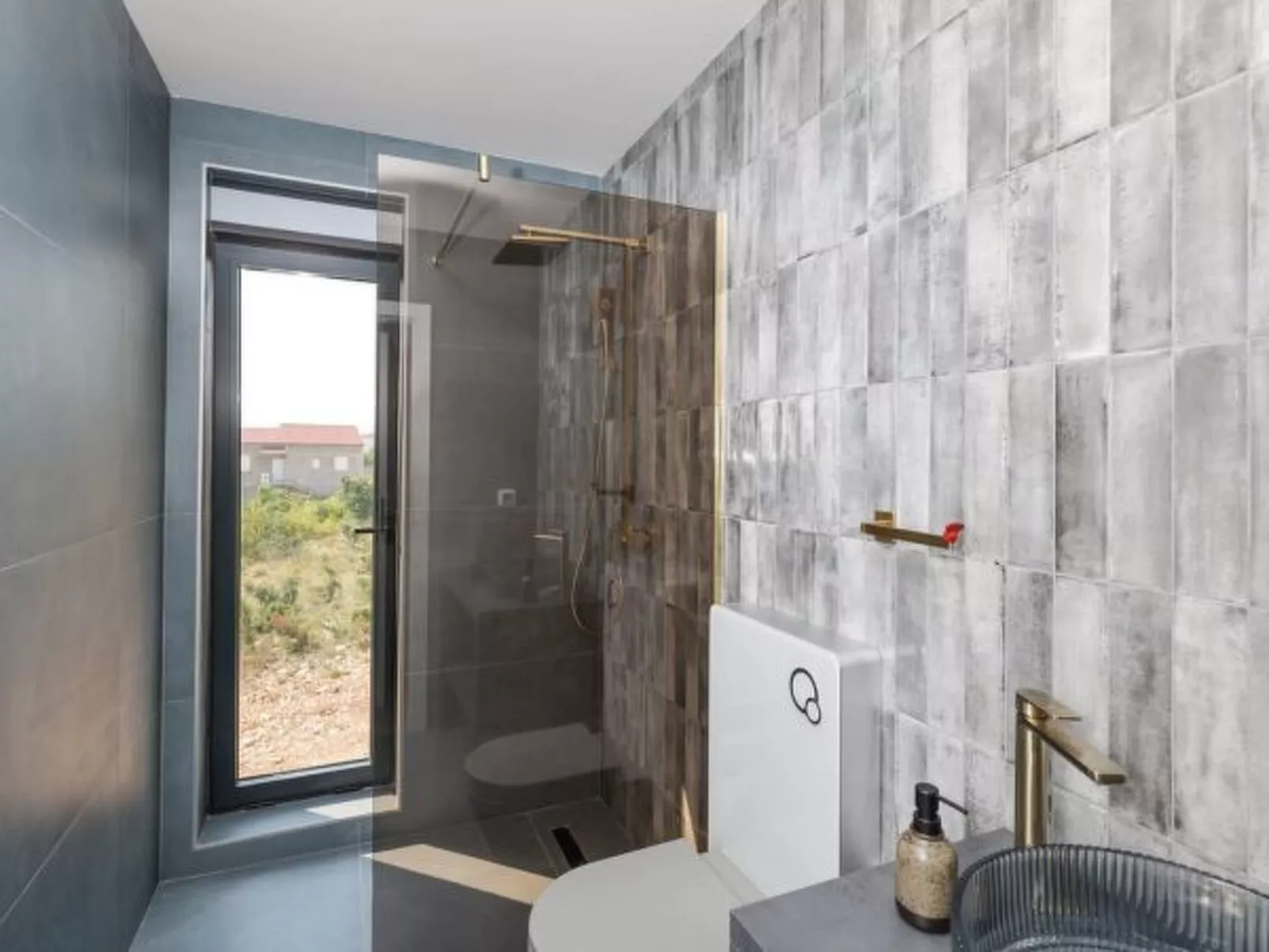 Villa Novue with pool - Image-tags.info