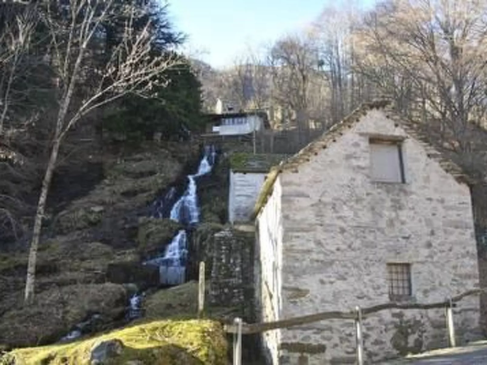 Rustico di vacanza nel nucleo di Moghegno - Buiten