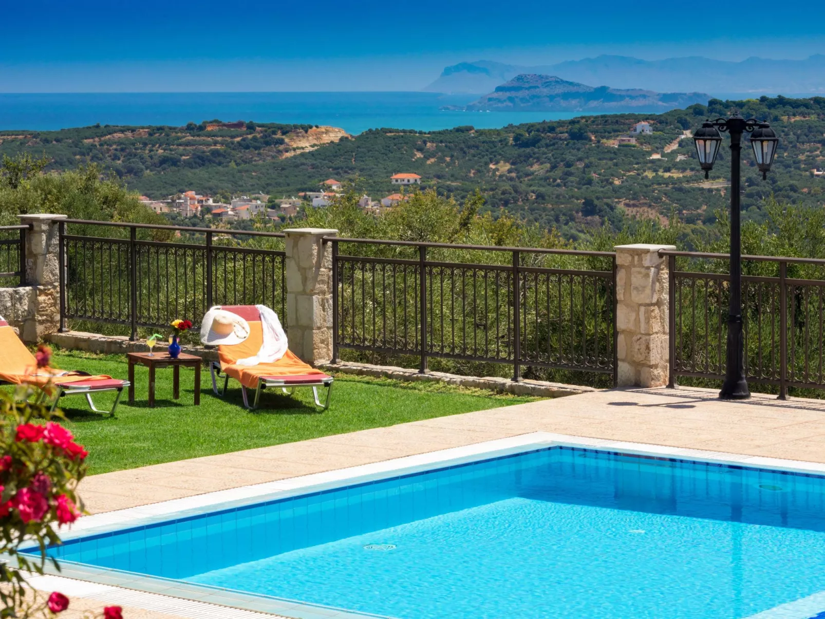 Familienvilla mit privatem Pool und Kinderbereich - Buiten