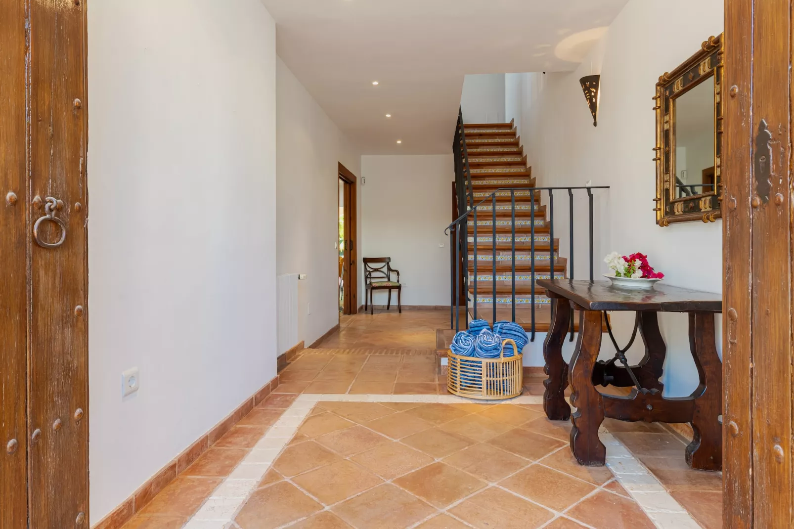 Charming Andalusian-Style Beach Villa - Overloop