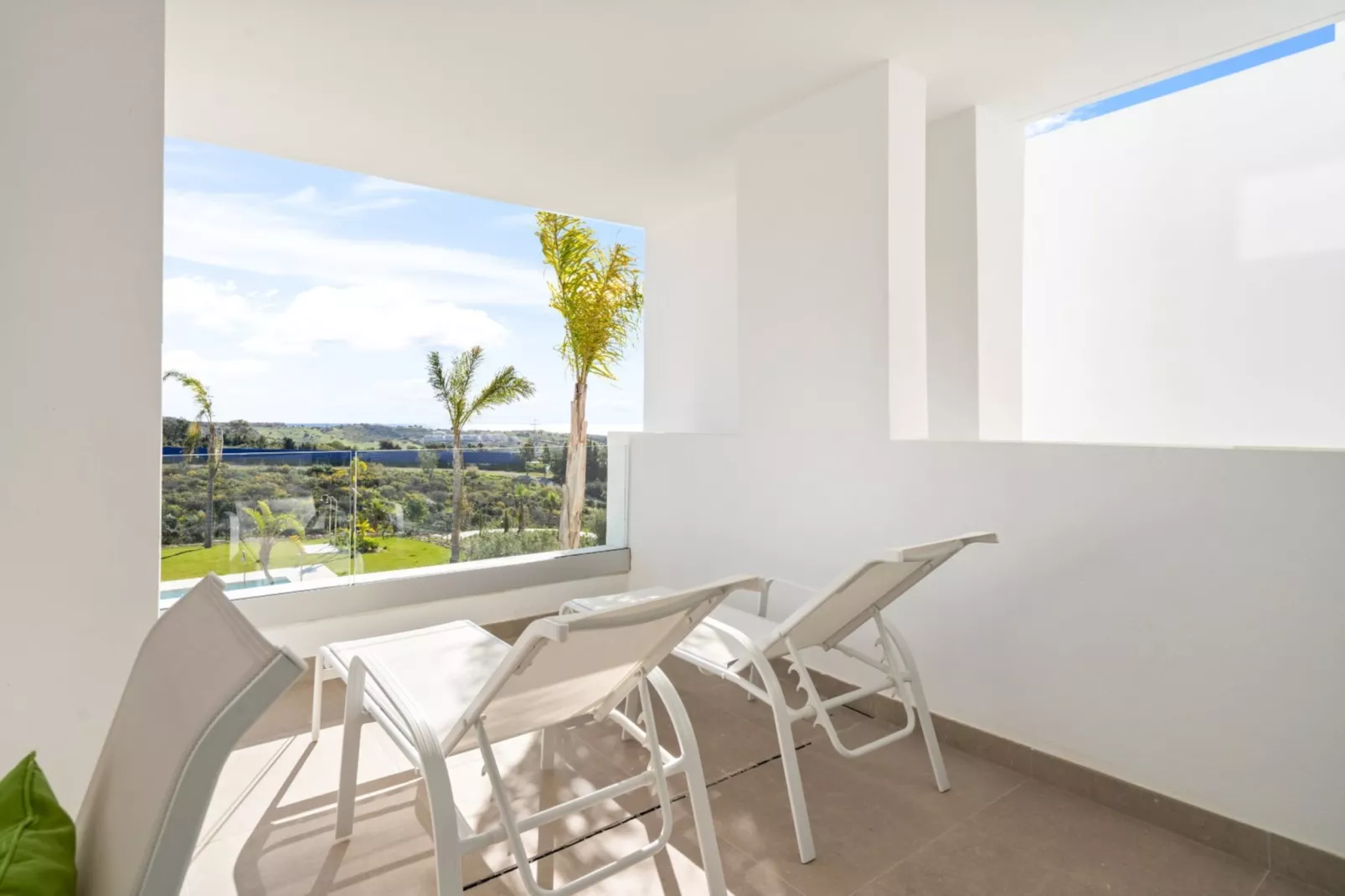 Stylish 2-bed Apartment ALCAZABA LAGOON (2011) - Terrasbalkon