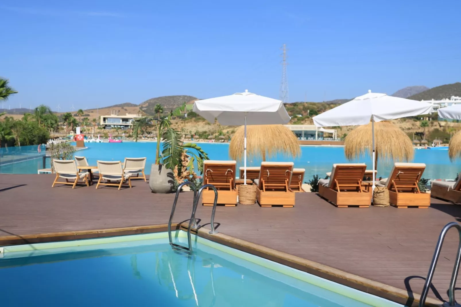 Spacious 2-bed & Solarium ALCAZABA LAGOON (2017) - Uitzicht zomer