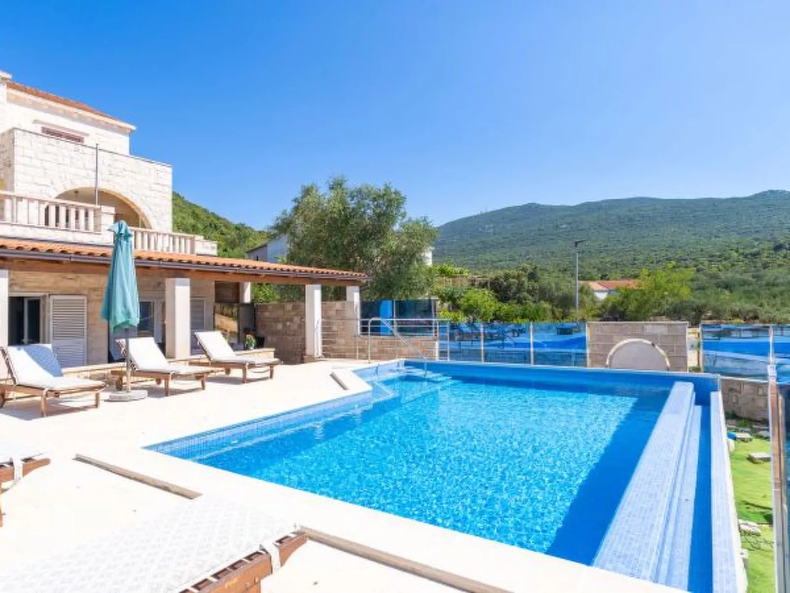 Beachfront Apartment house Hon with pool - Buiten