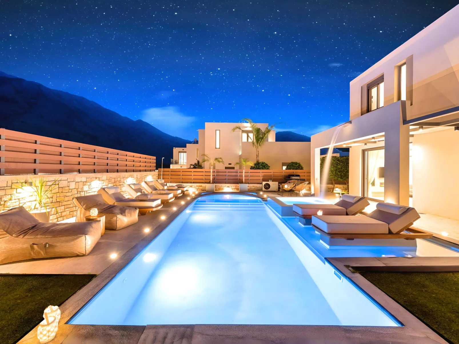 Villa "Minoas Grand" mit Blick auf das Wasser - Binnen