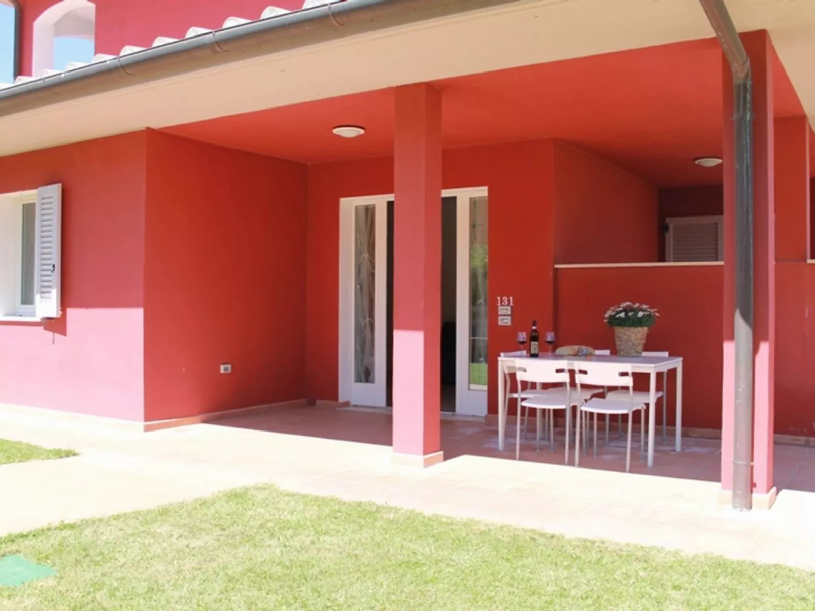 Unterkunft im Erdgeschoss, überdachte Terrasse, Schwimmbad - Buiten