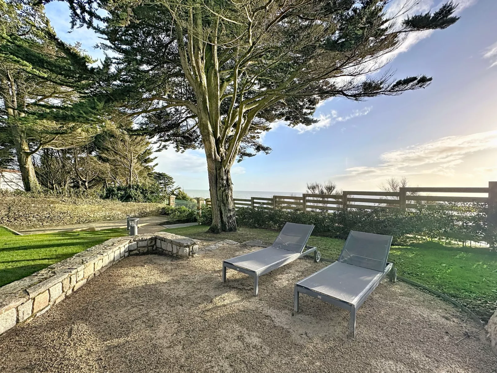 Le Vent d'Avril - Buiten