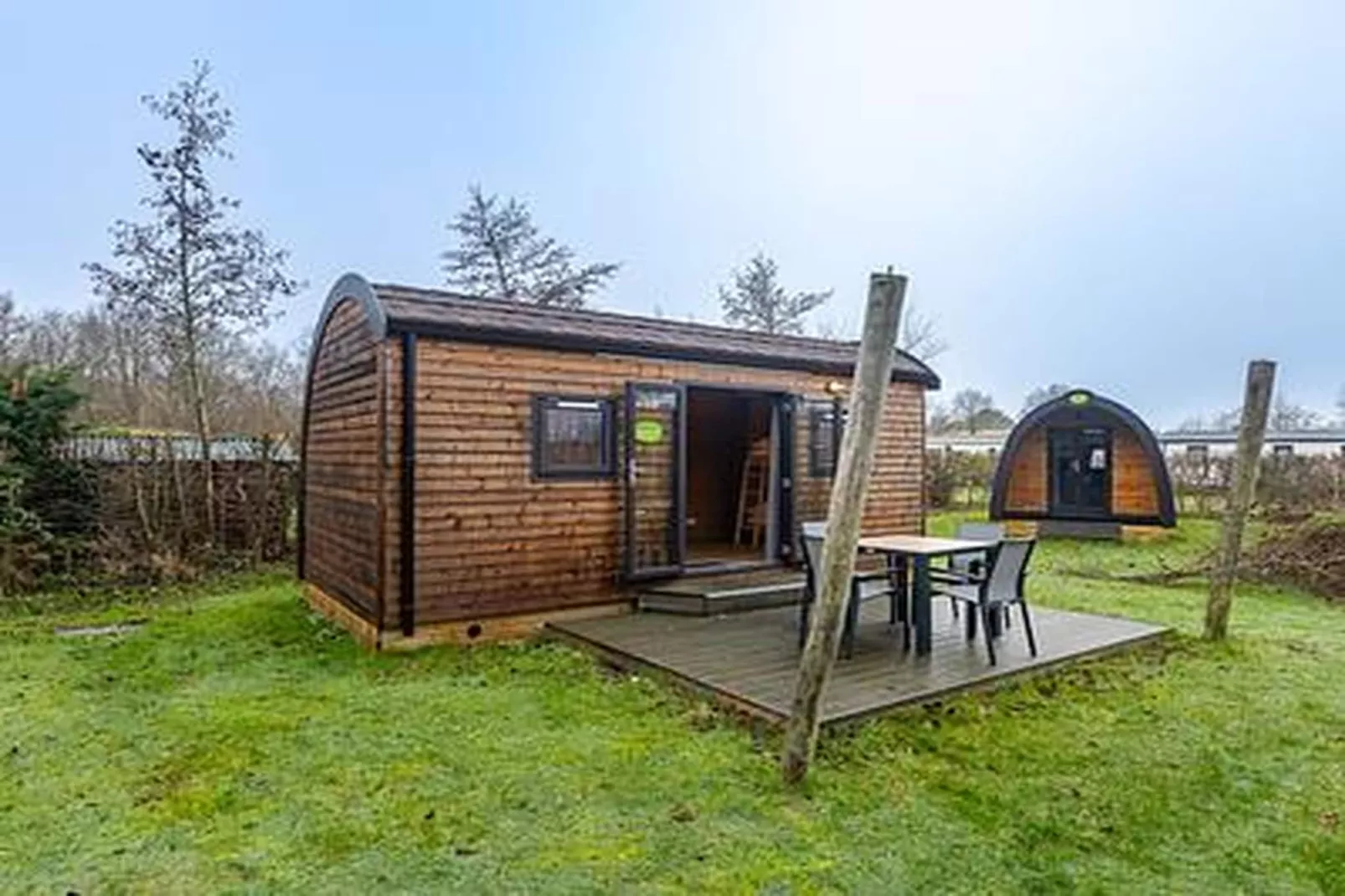 Duinhoeve Duinlodges 4pers (huisdiervriendelijk) - Buitenkant zomer