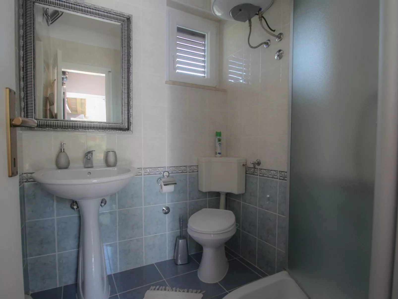 "Karpinjan" direkt am Strand - Binnen