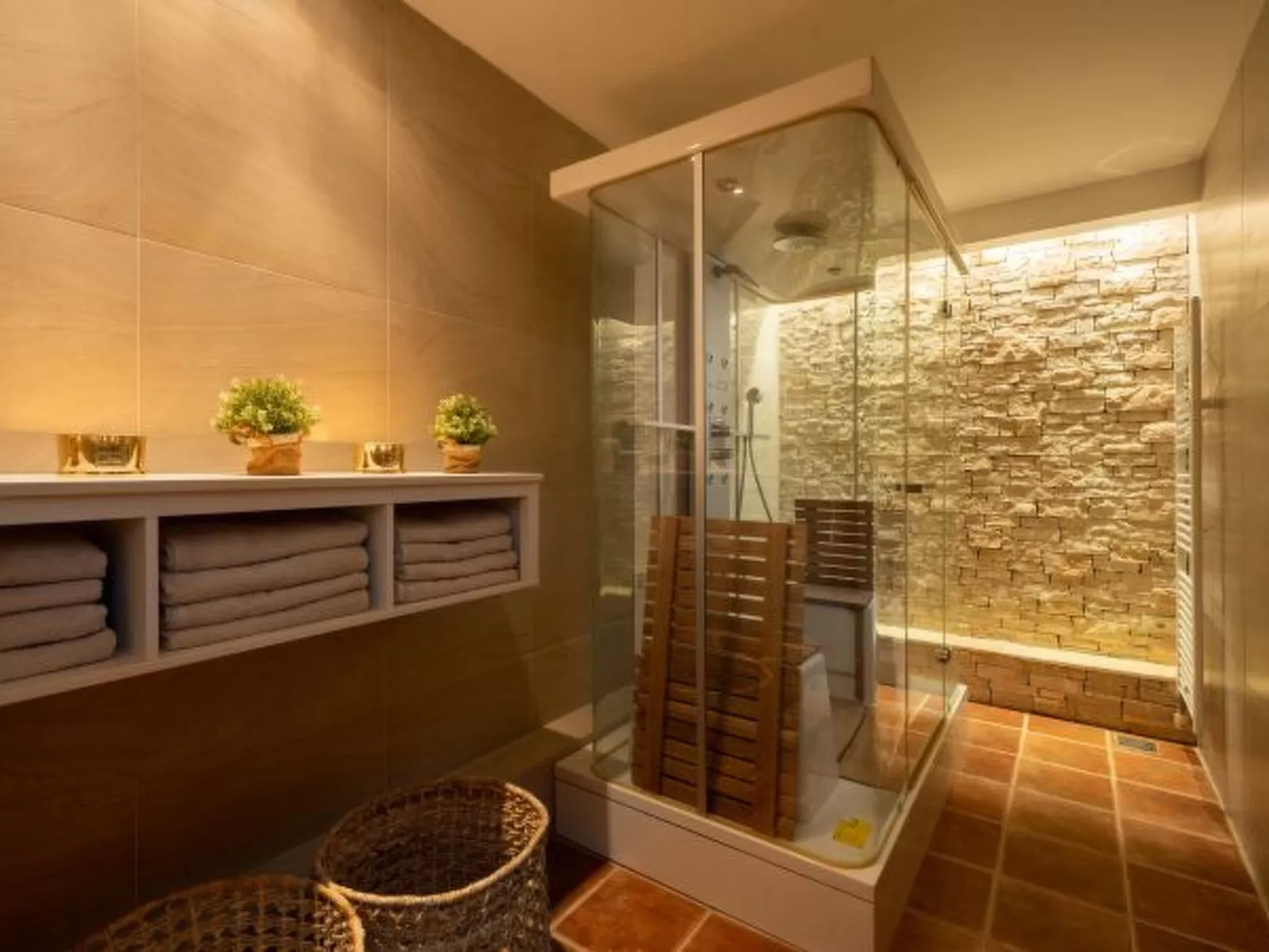 Villa Barotul with pool - Image-tags.info