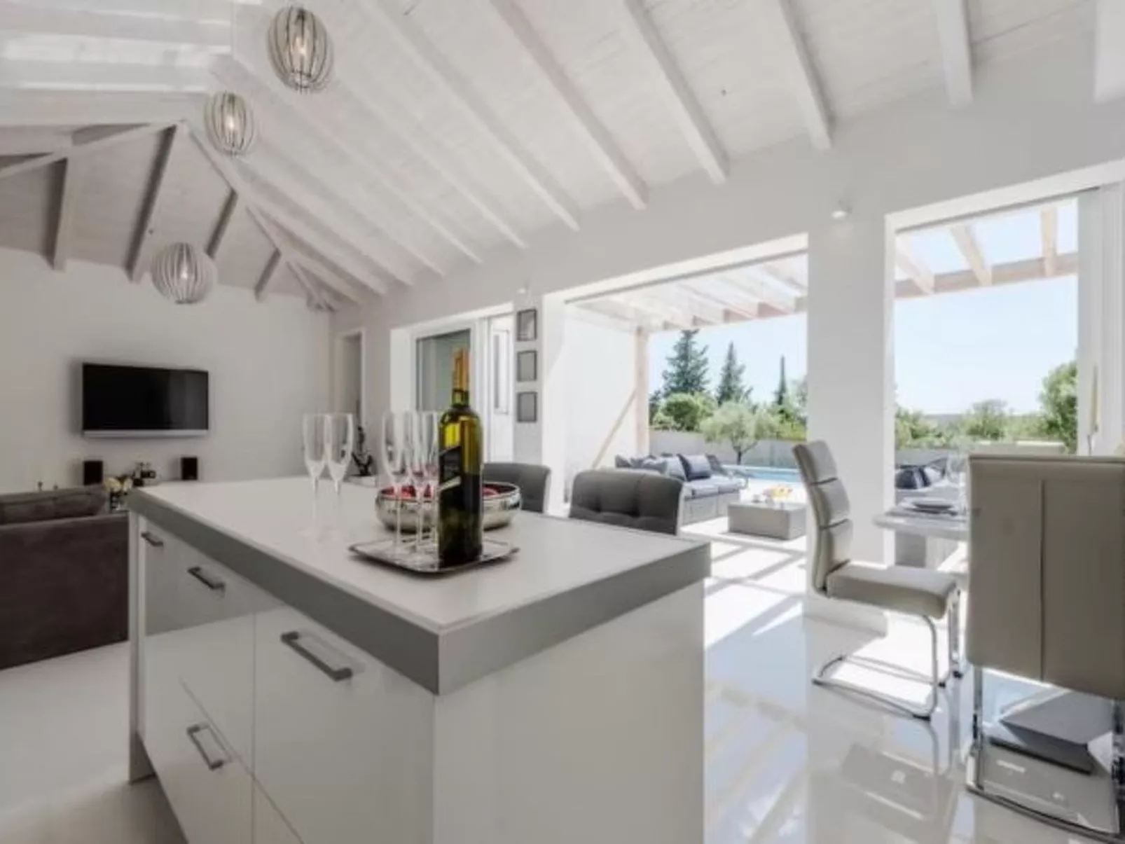 Luxurious villa Bright with pool - Image-tags.info