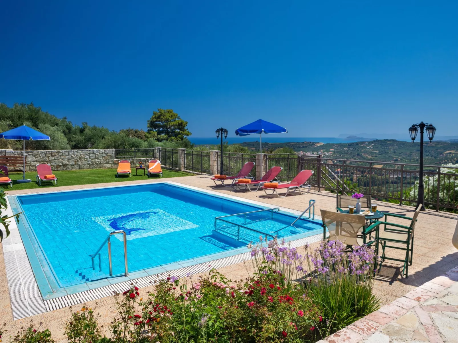 Familienvilla mit privatem Pool und Kinderbereich - Buiten