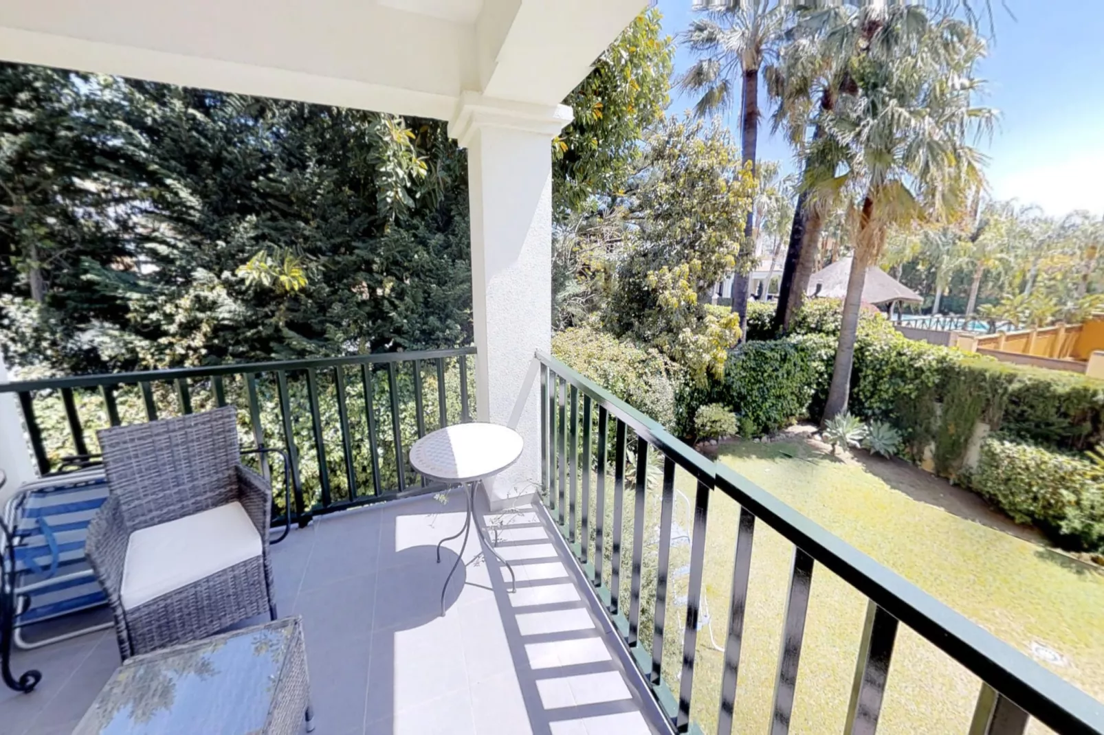 Modern Gated Apartment near Beach & Puerto Banus - Terrasbalkon