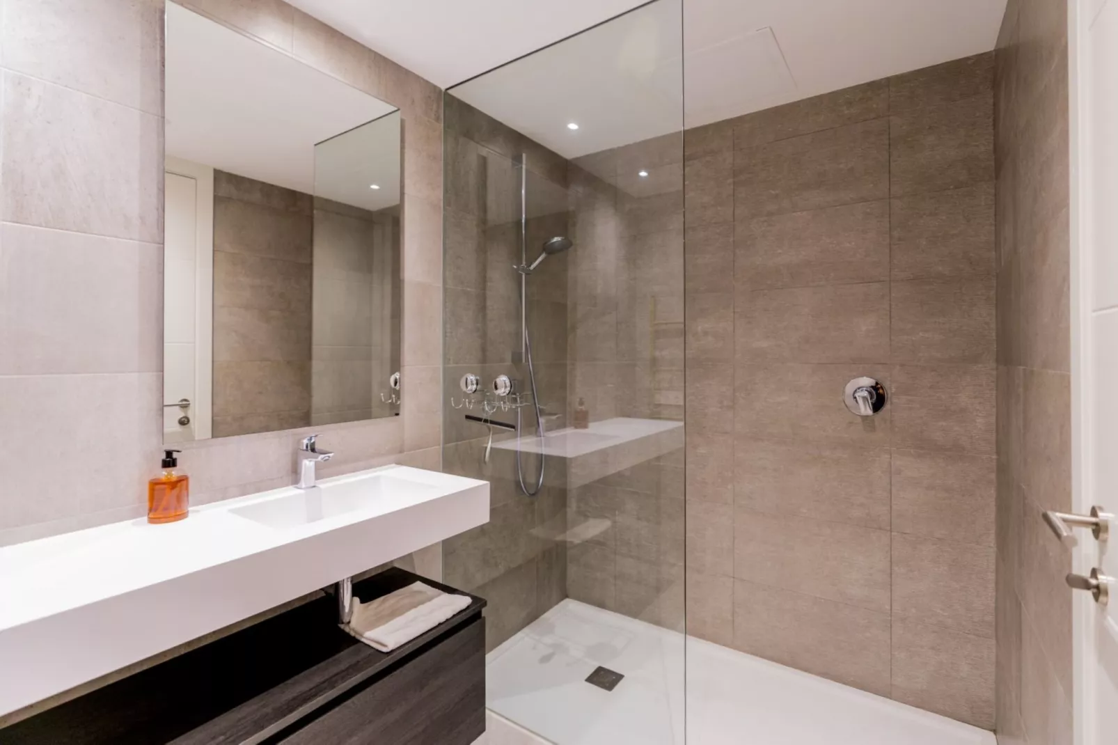 Stylish 3-Bed Apartment | Alcazaba Lagoon (1204) - Badkamer