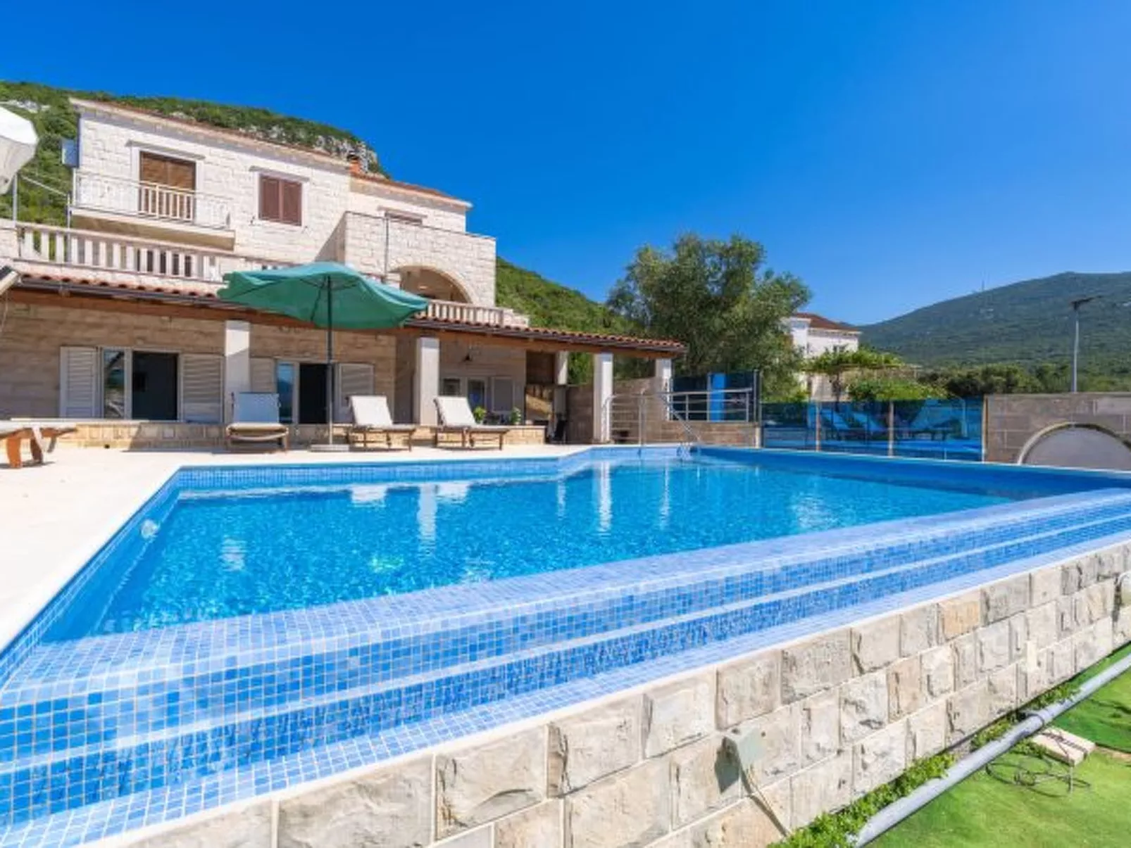 Beachfront Apartment house Hon with pool - Buiten