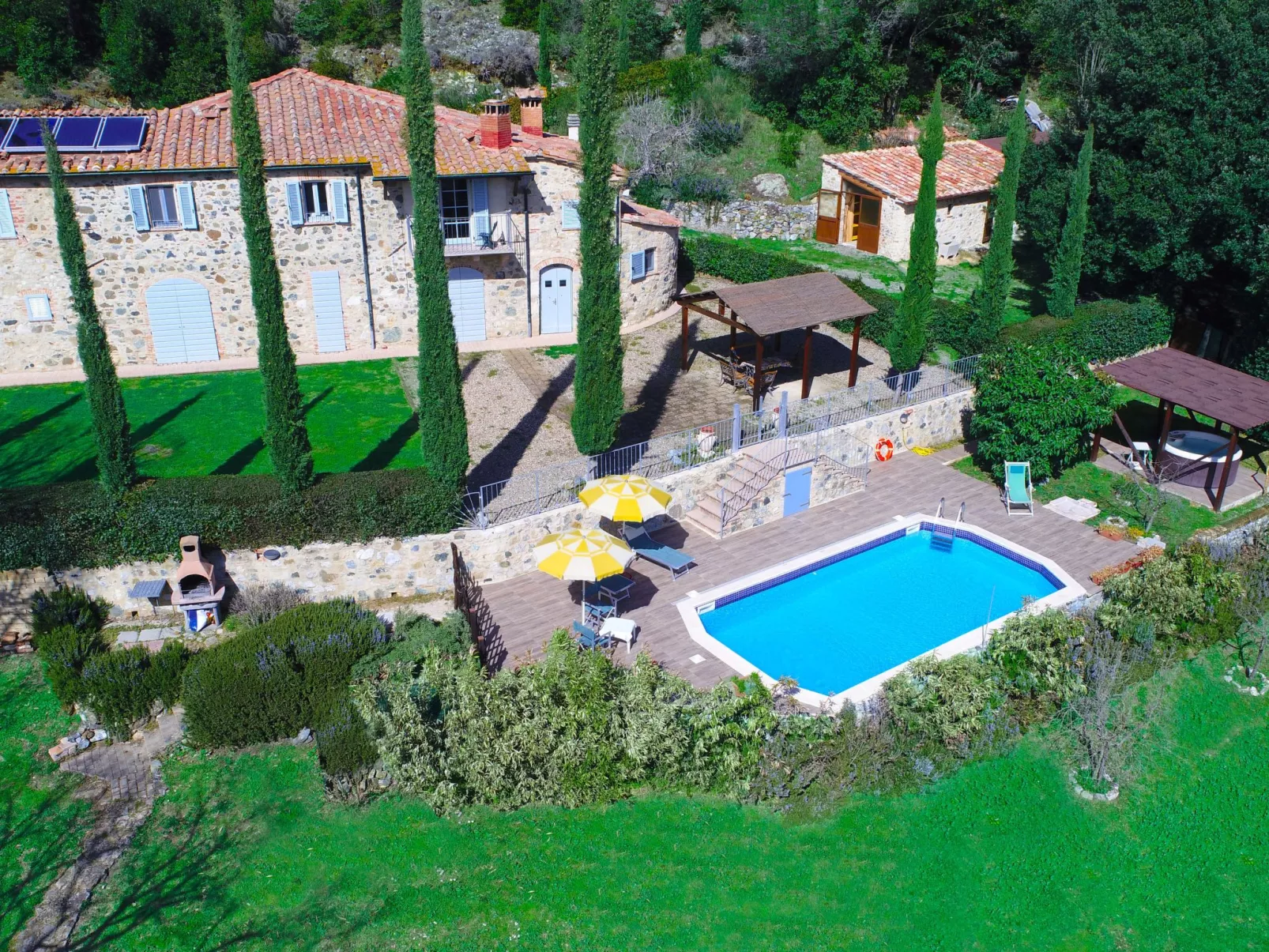 In Montecastelli Pisano mit beheiztem Whirlpool - Buiten