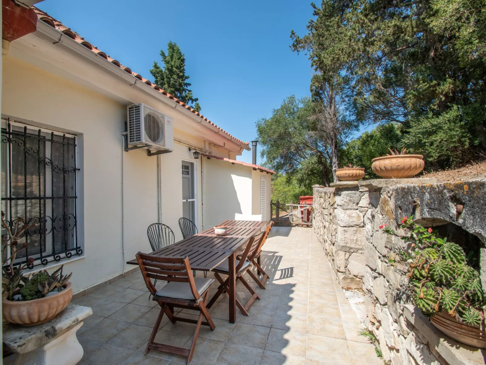 Anwesen mit Garten, Grill und Terrasse - Buiten