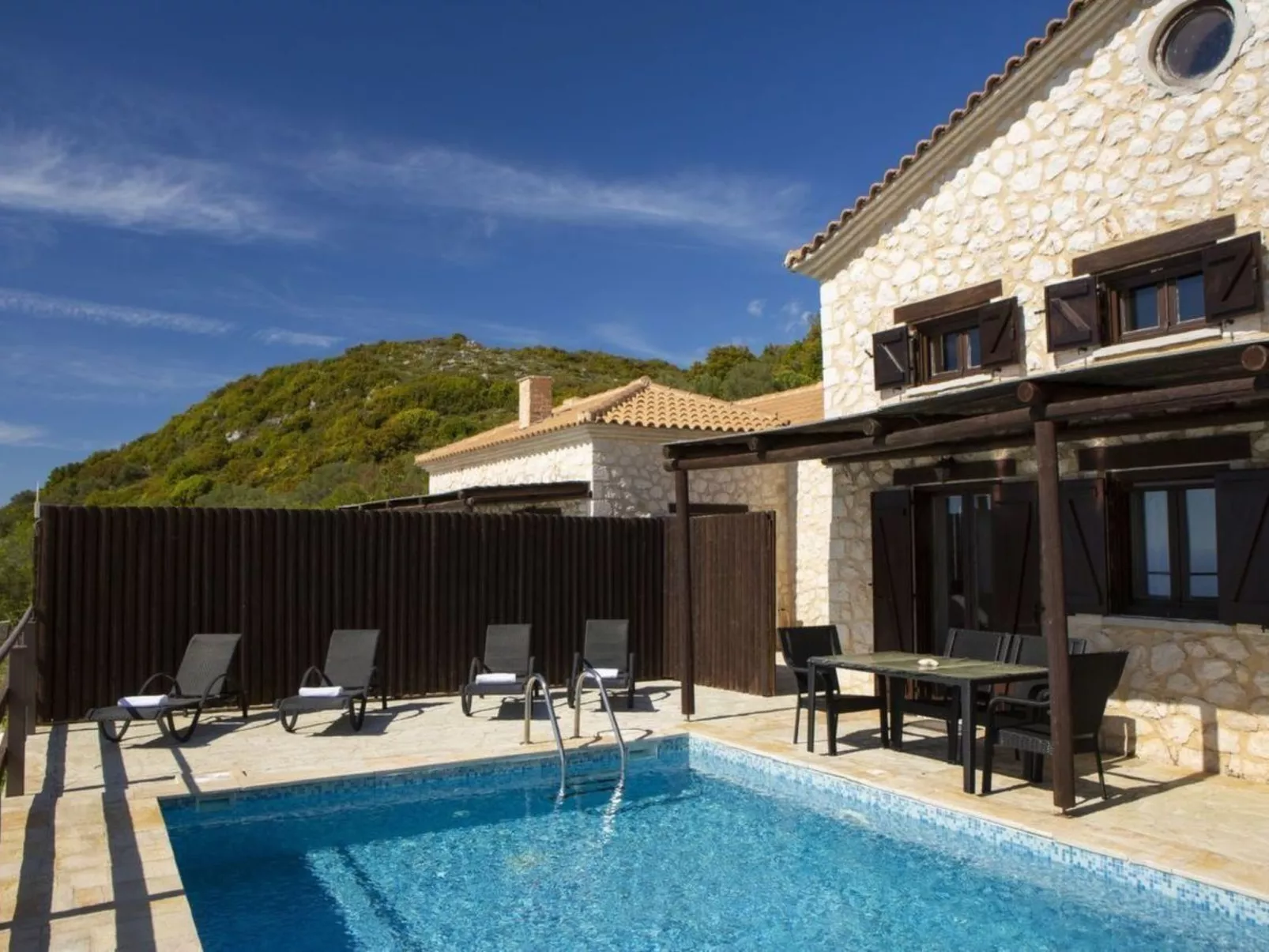 In Apollonii mit privatem Pool und spektakulärer Aussicht - Buiten