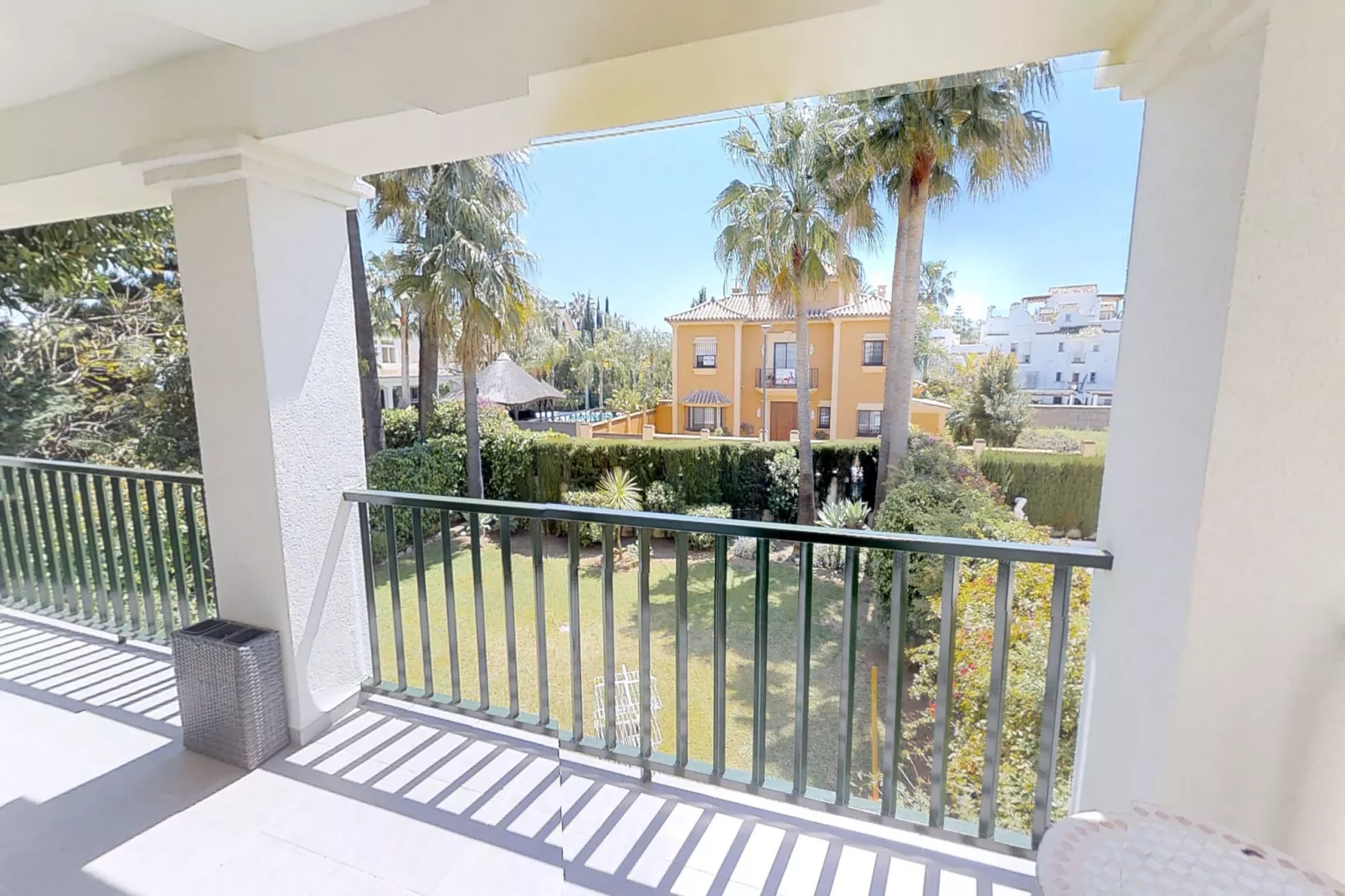 Modern Gated Apartment near Beach & Puerto Banus - Terrasbalkon