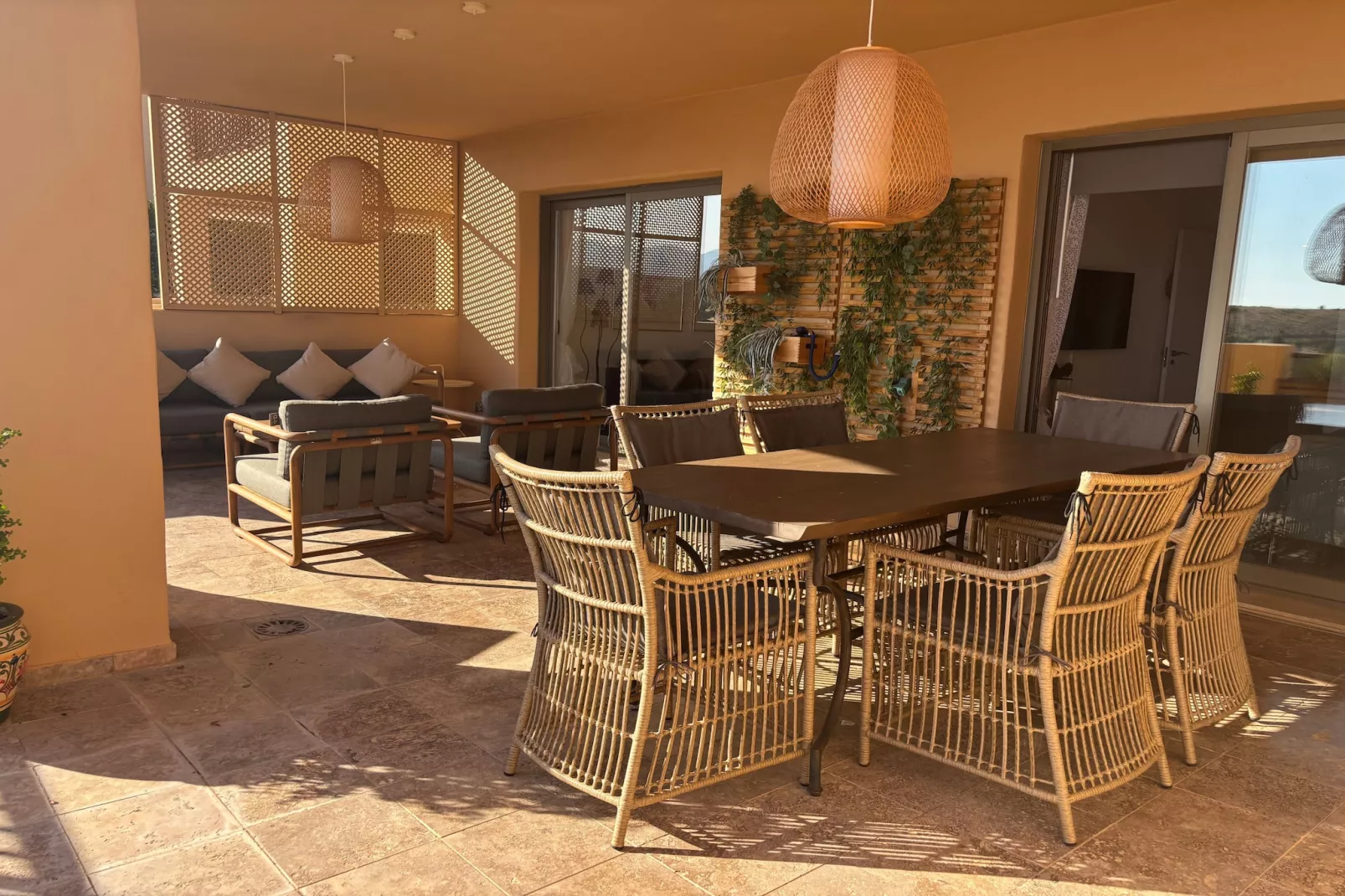 3-Bedroom Apartment with Sea & Mountain Views - Terrasbalkon