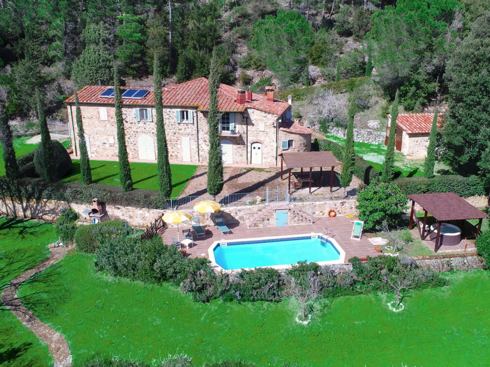 In Montecastelli Pisano mit beheiztem Whirlpool - Buiten