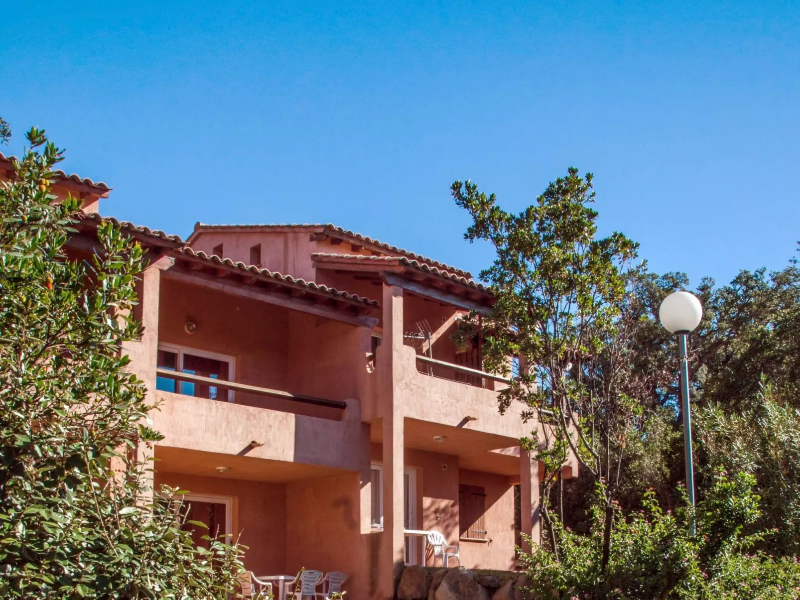 Unterkunft mit AC, Gemeinschaftspool, Nähe zum Meer - Buiten