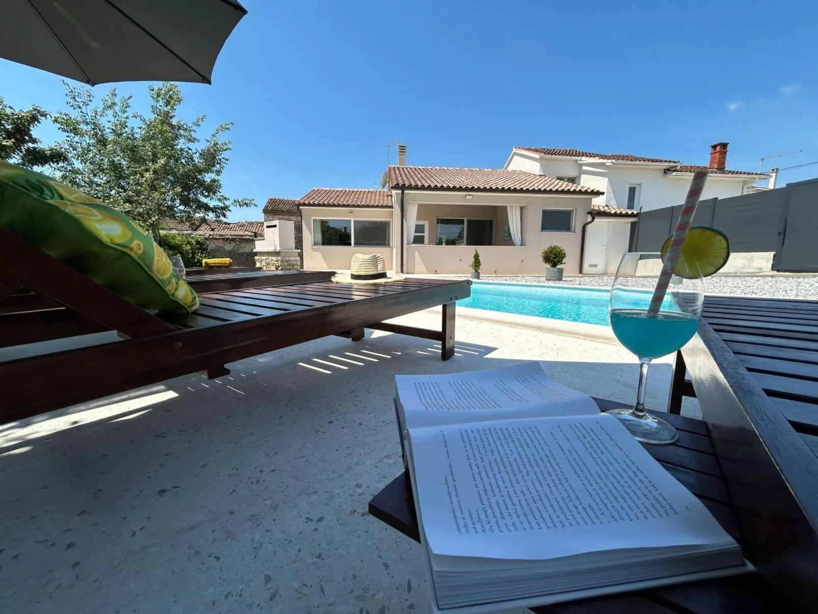 Diva mit privatem Pool - Buiten