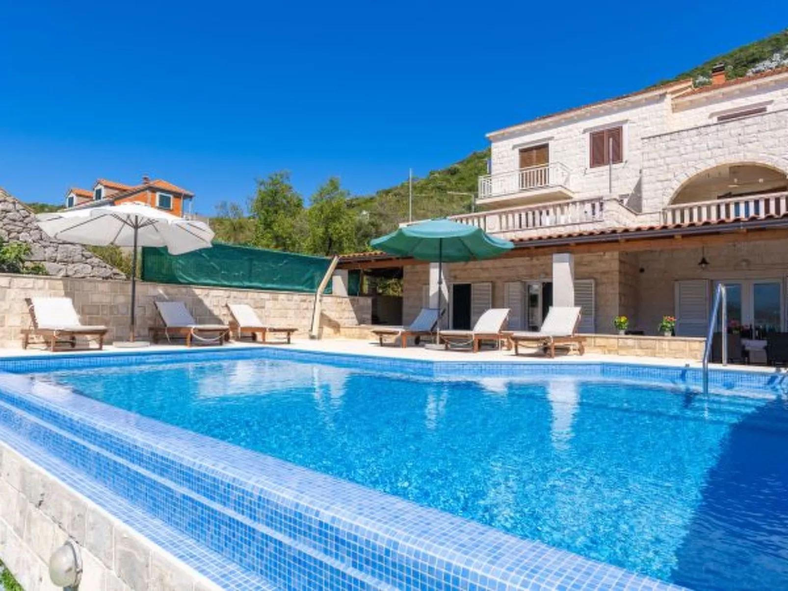 Beachfront Apartment house Hon with pool - Buiten