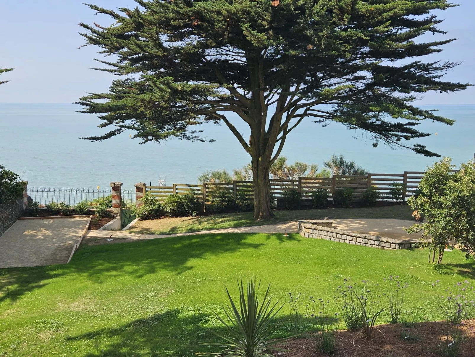 Le Vent d'Avril - Buiten