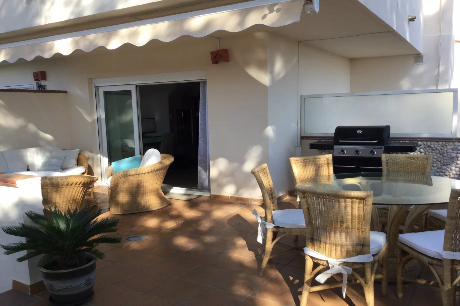 Beachside Family Apartment with Direct Pool Access - Terras