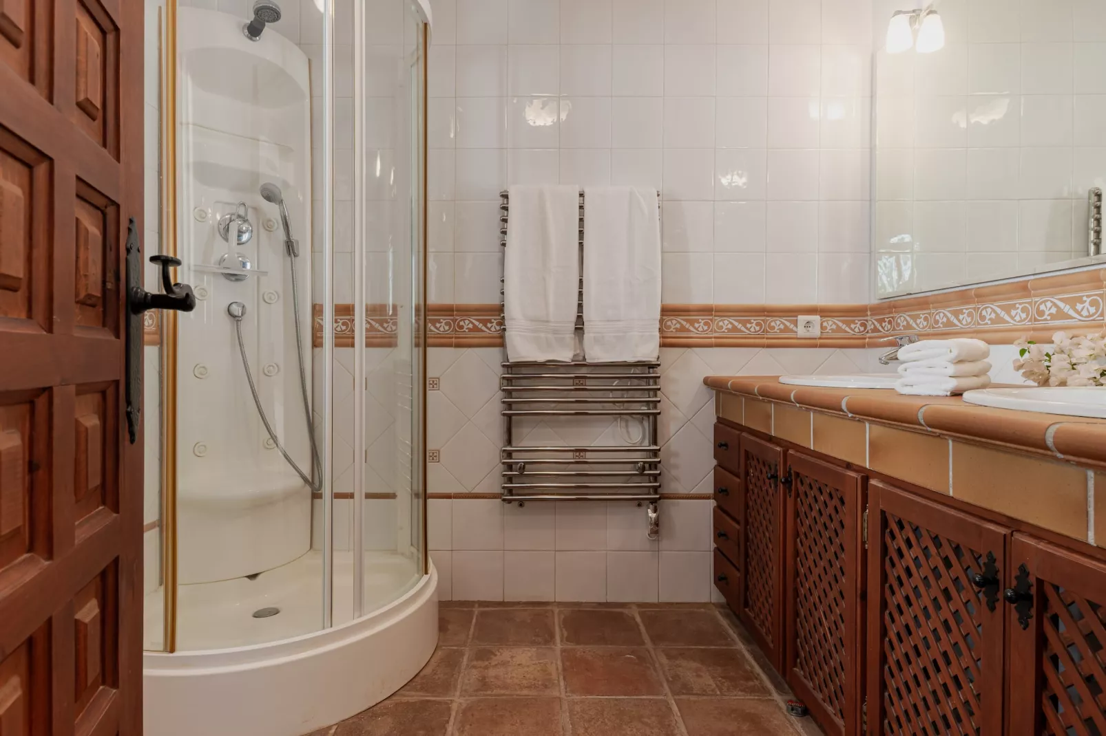 Charming Andalusian-Style Beach Villa - Badkamer