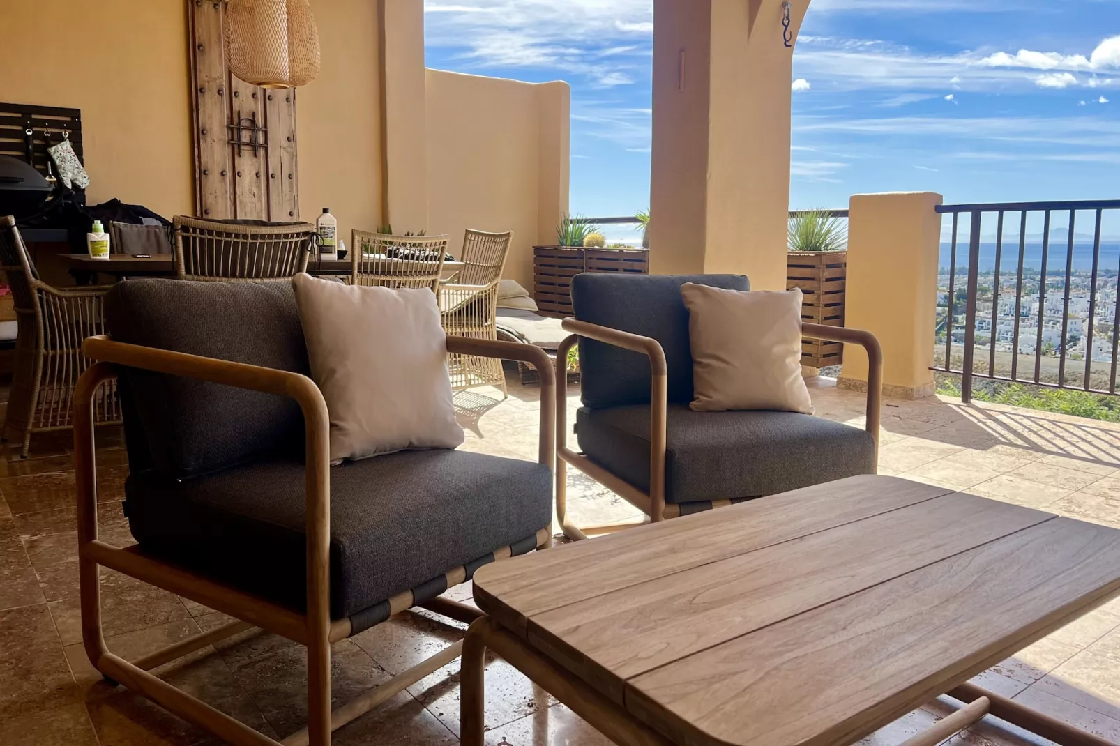 3-Bedroom Apartment with Sea & Mountain Views - Terrasbalkon