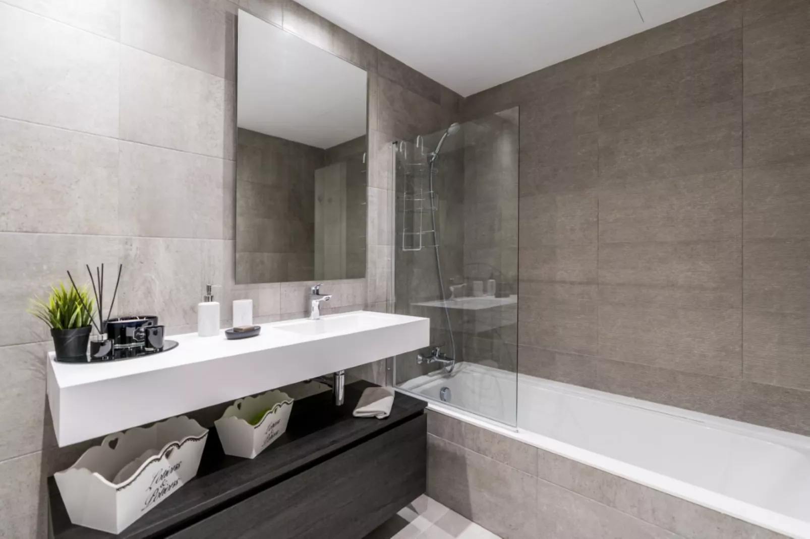 Stylish 3-Bed Apartment | Alcazaba Lagoon (1214) - Badkamer