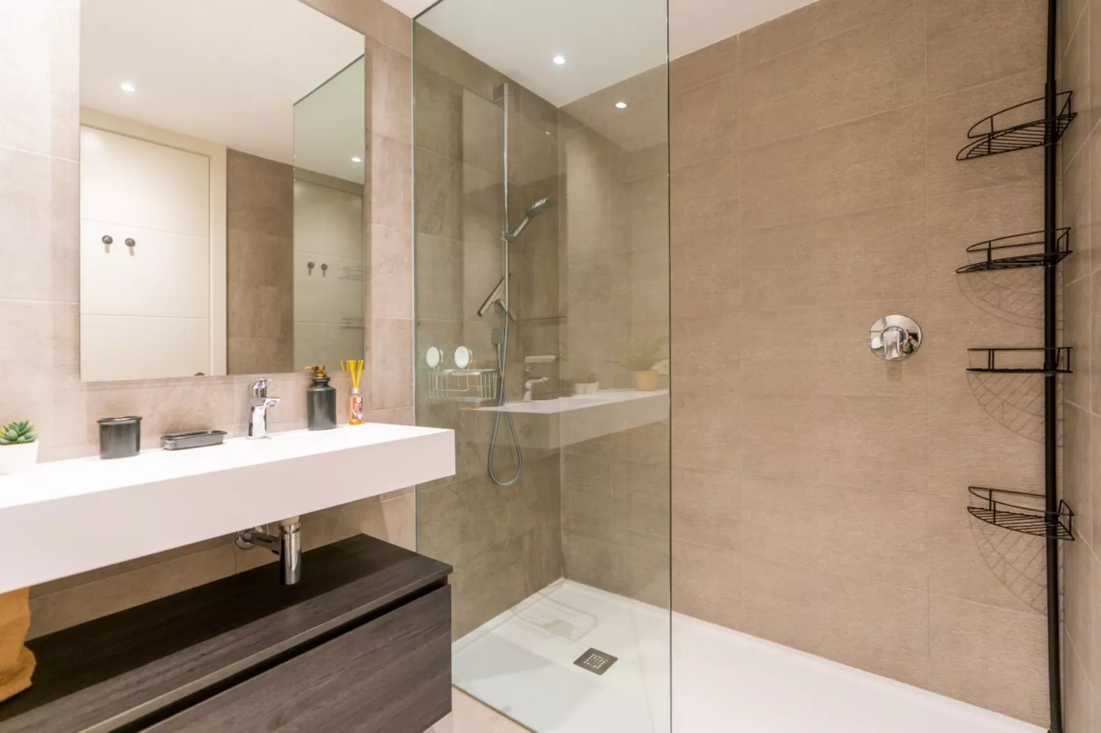 Stylish 2-Bed Apartment | Alcazaba Lagoon (1713) - Badkamer