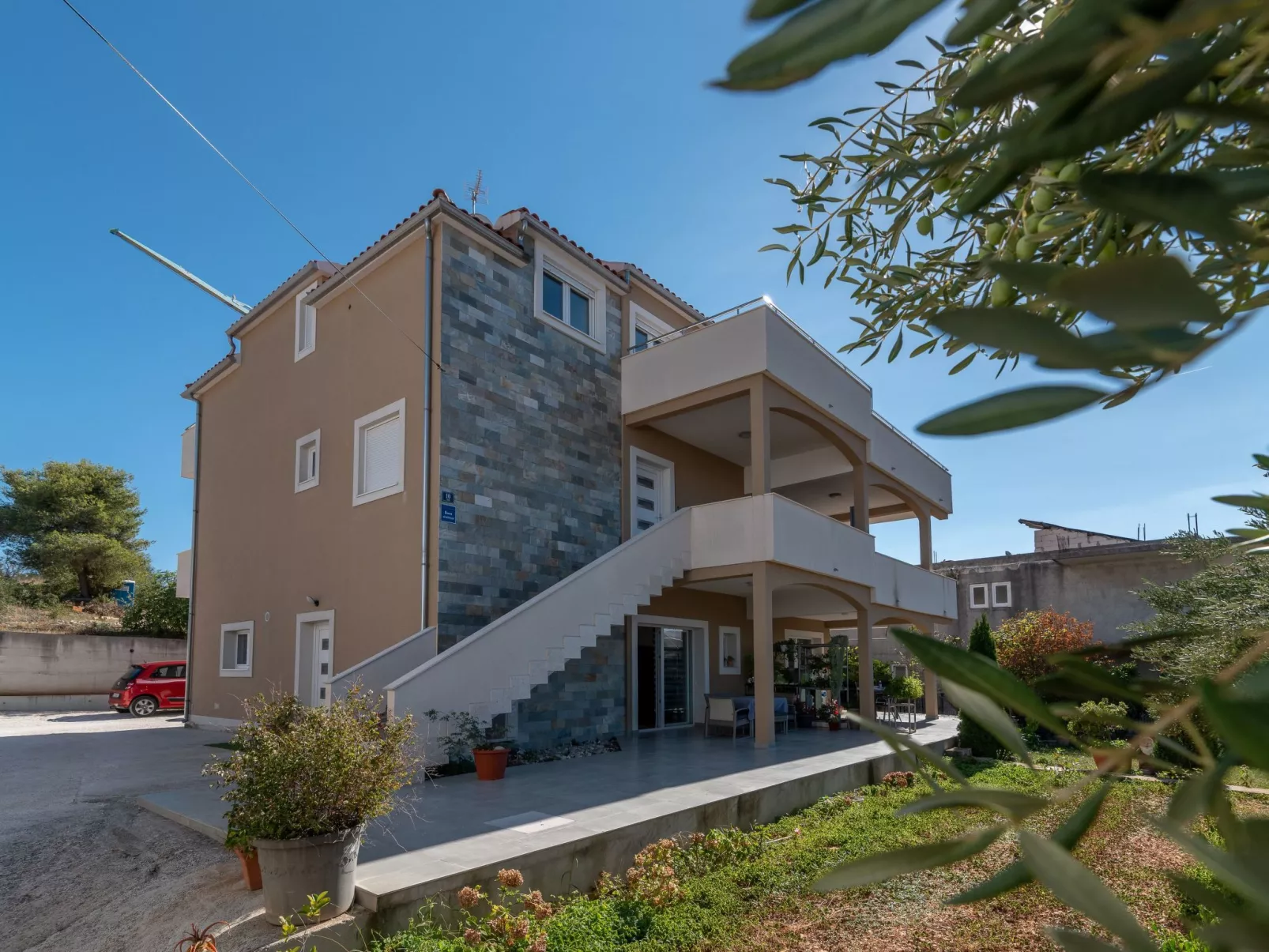 Modernes Apartment mit Gartennutzung, einer groß - Image-tags.info