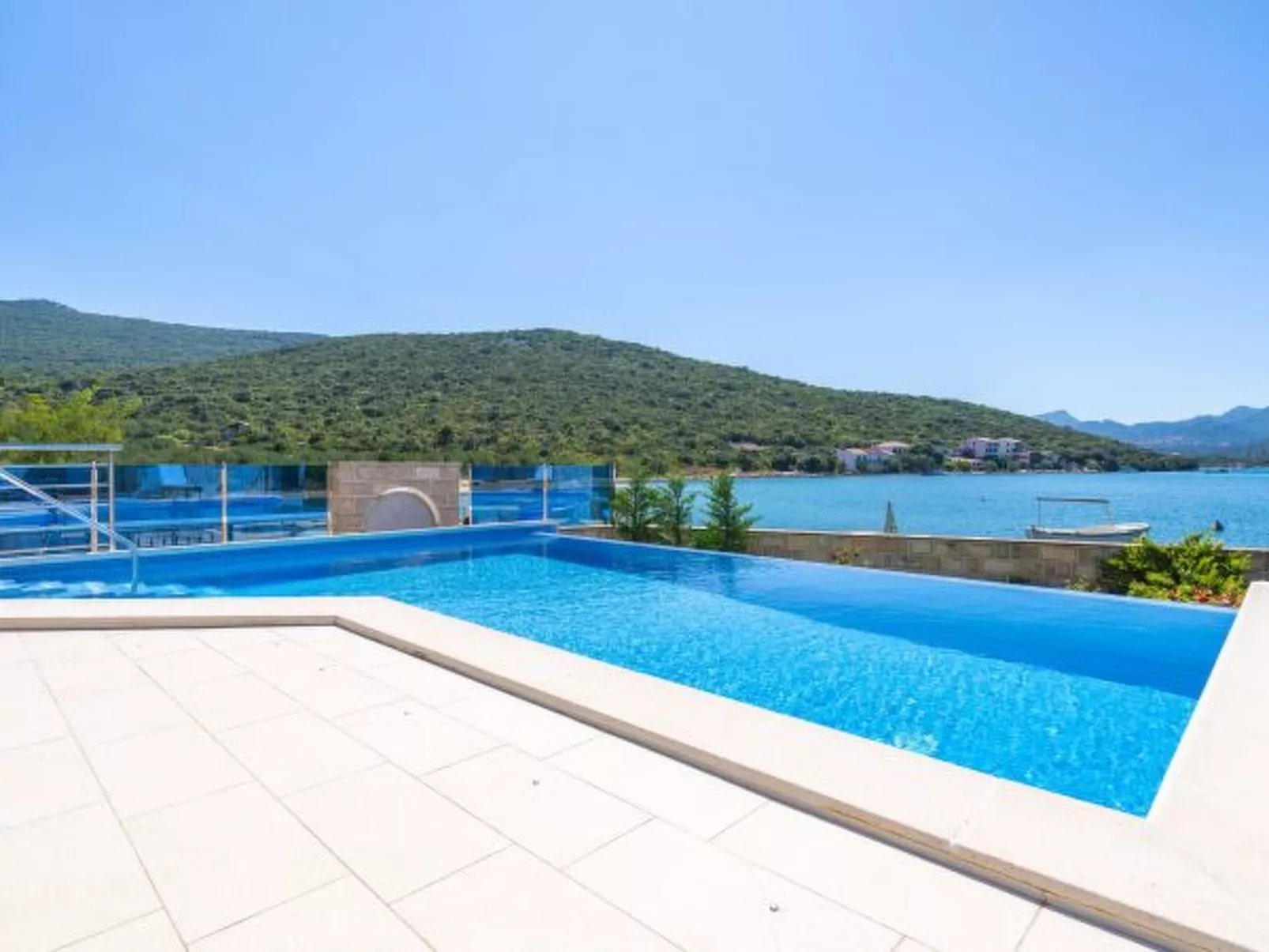 Beachfront Apartment house Hon with pool - Buiten