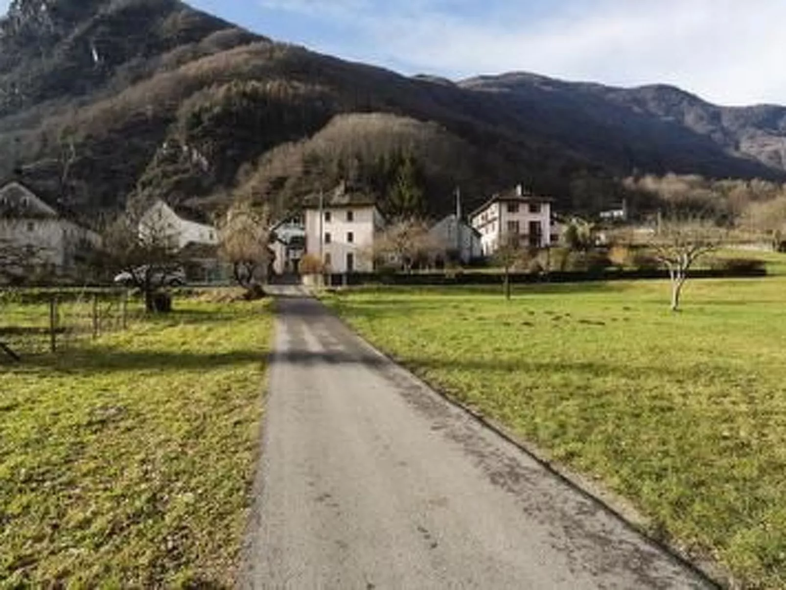 Rustico di vacanza nel nucleo di Moghegno - Buiten